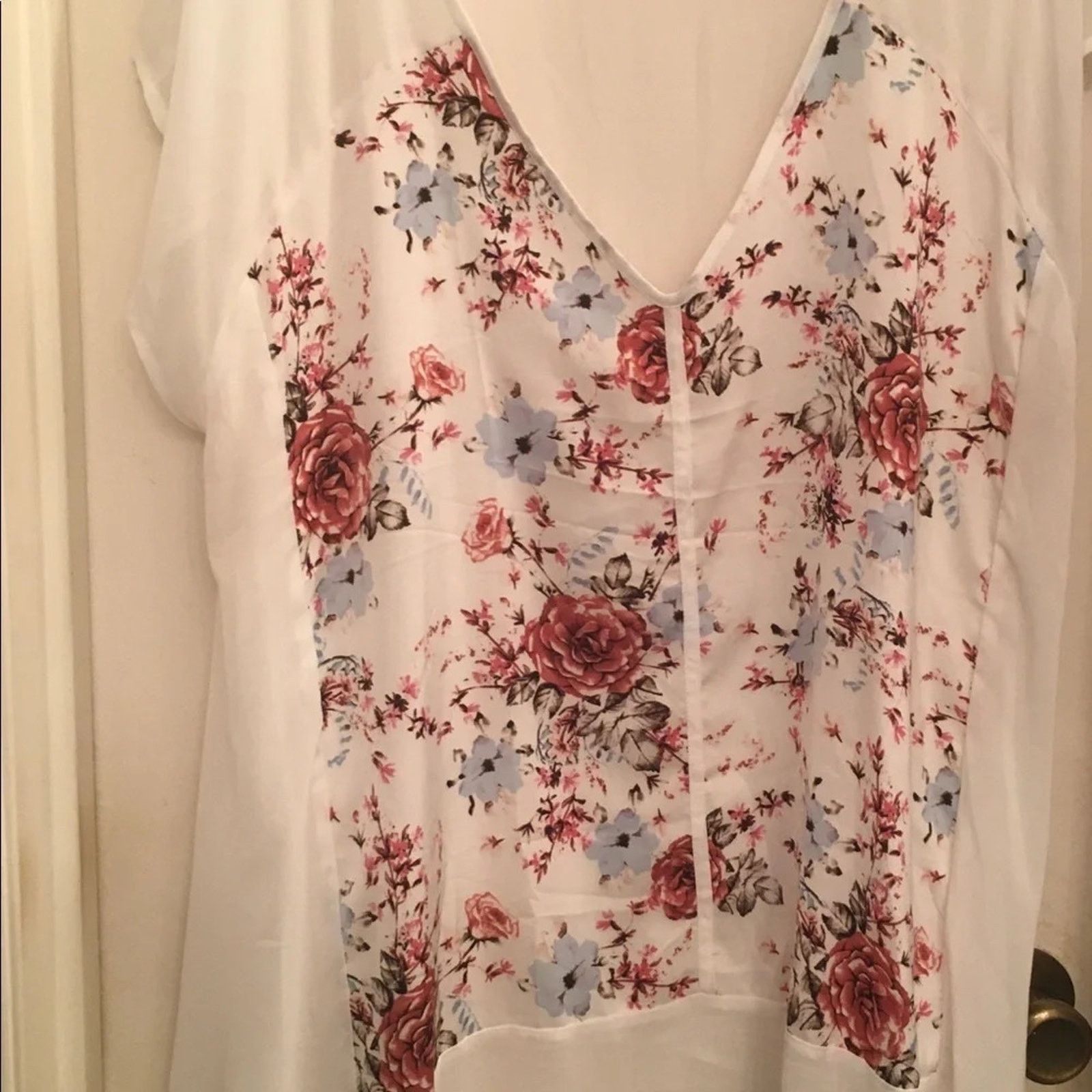 The Unbranded Brand Torrid lightweight floral print pull over top. Size XXL / US 16-18 / IT 52-54 - 1 Thumbnail