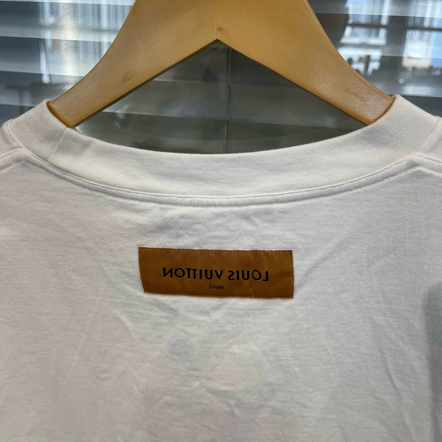 Louis Vuitton LV White Bestseller Embossed Tee M Near New #11613F Size US M / EU 48-50 / 2 - 5 Thumbnail