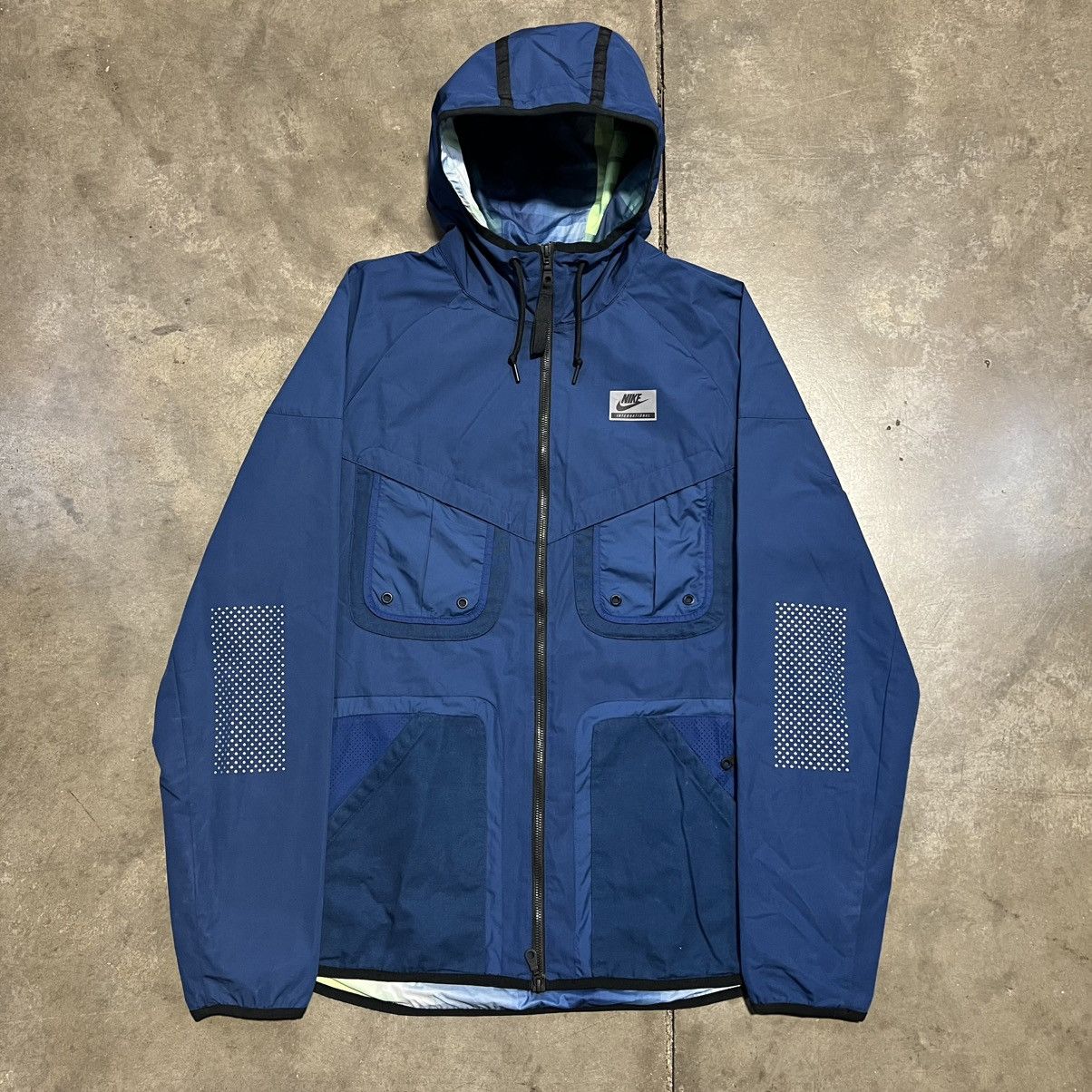 Nike Nike International Windbreaker Jacket Lightweight Hooded Y2K Size US L / EU 52-54 / 3 - 1 Thumbnail