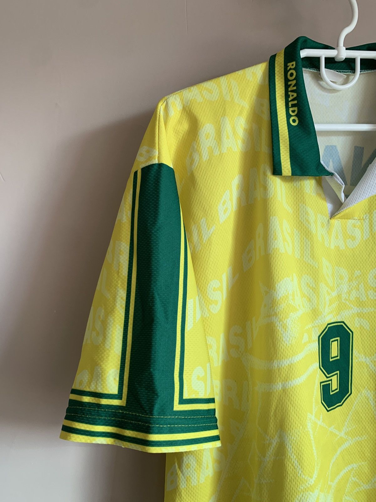 Vintage Brazil Home Football Shirt Vintage Soccer Jersey RONALDO #9 Size US XL / EU 56 / 4 - 3 Thumbnail
