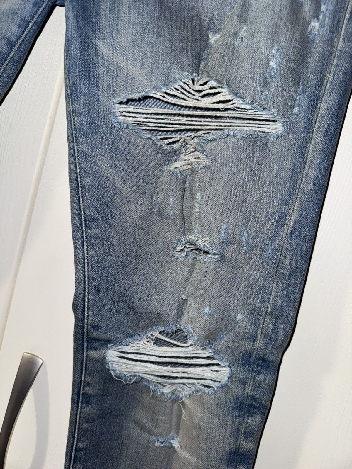 AMIRI BLUE DISTRESSED JEANS