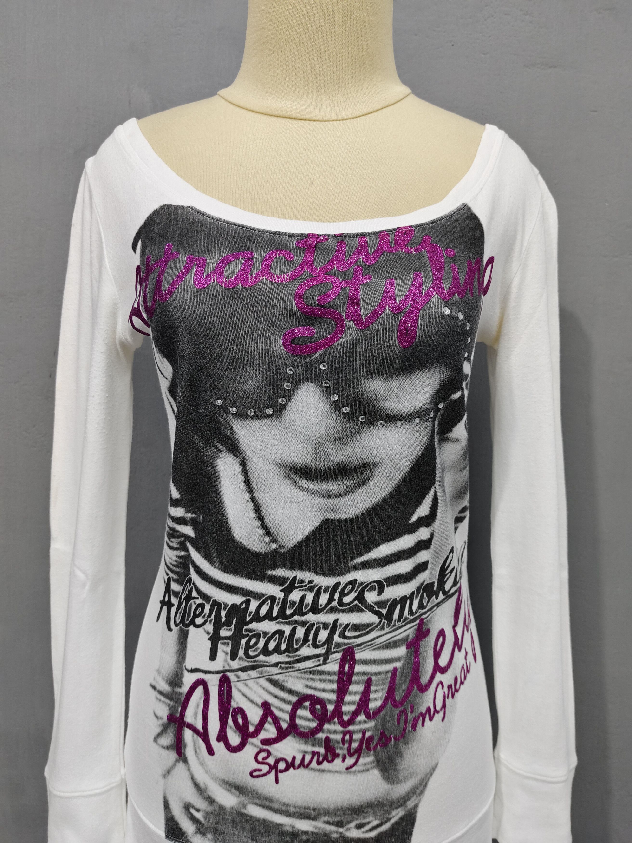 Japanese Brand 2000s IZIC🇯🇵 Photo Girl Glitter Script Rhinestone Graphic Size M / US 6-8 / IT 42-44 - 2 Thumbnail