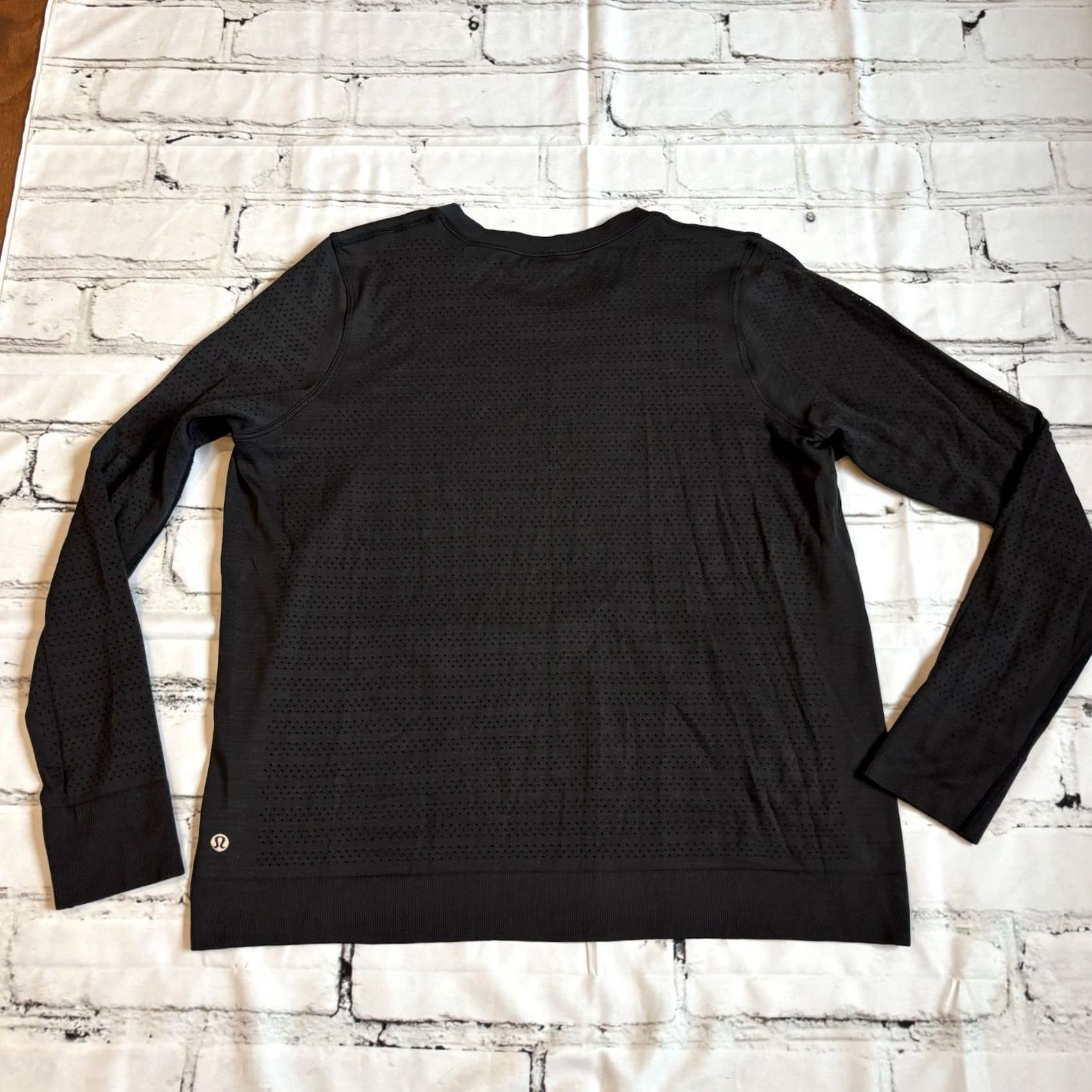 Lululemon Womens Lululemon Breeze By Long Sleeve Perforated Shirt Black sz Large Size L / US 10 / IT 46 - 7 Thumbnail