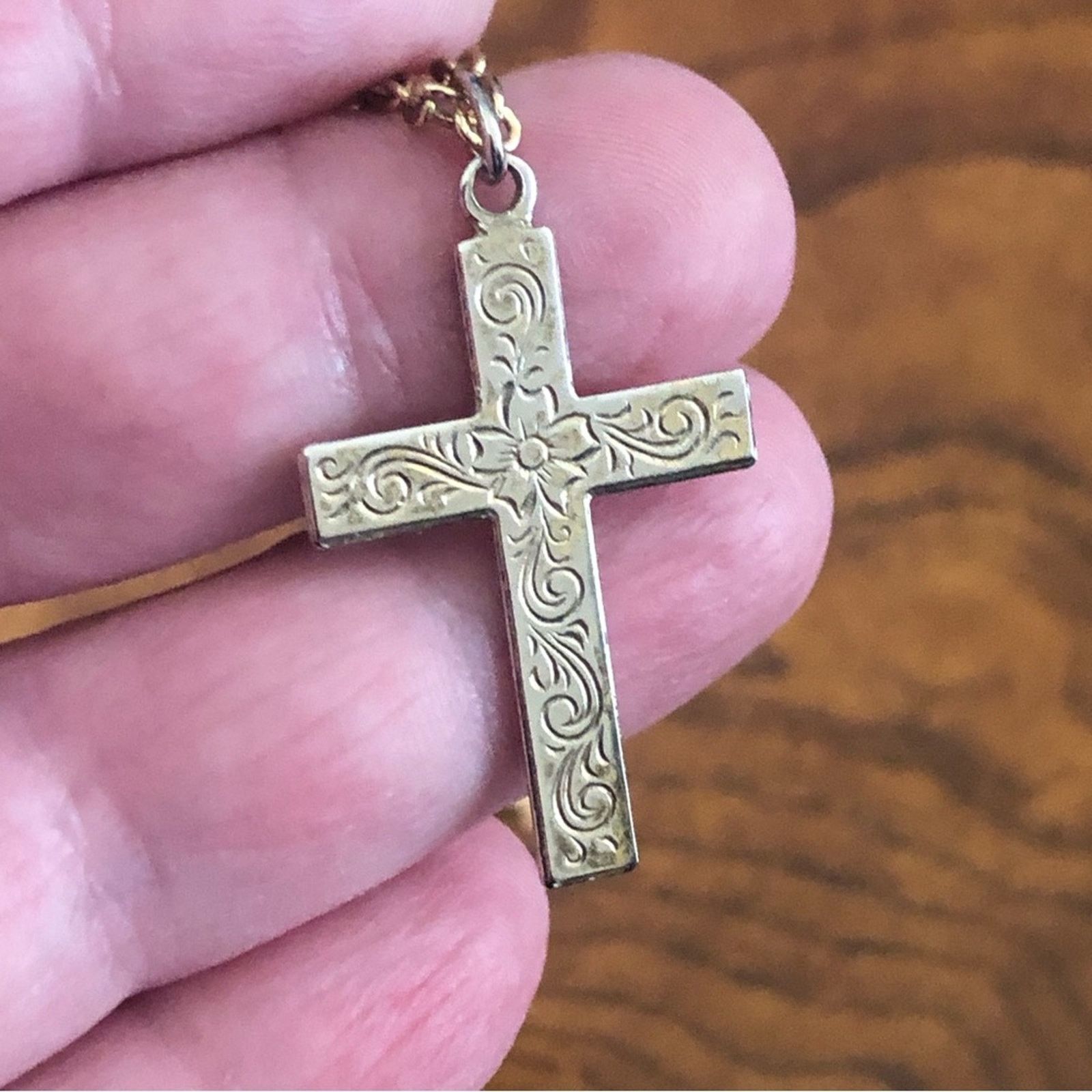 Vintage Vintage gold etched cross pendant on chain necklace Size ONE SIZE - 10 Thumbnail