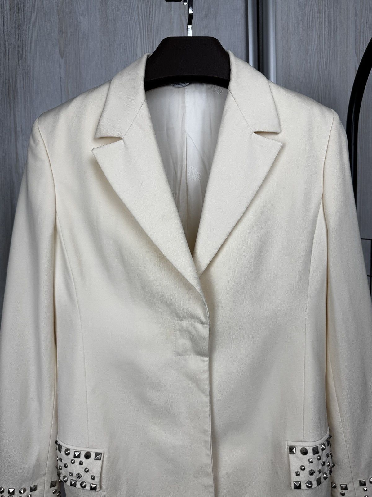 Versace Gianni Versace Couture Italy beige blazer metal logo trims Size M / US 6-8 / IT 42-44 - 3 Thumbnail