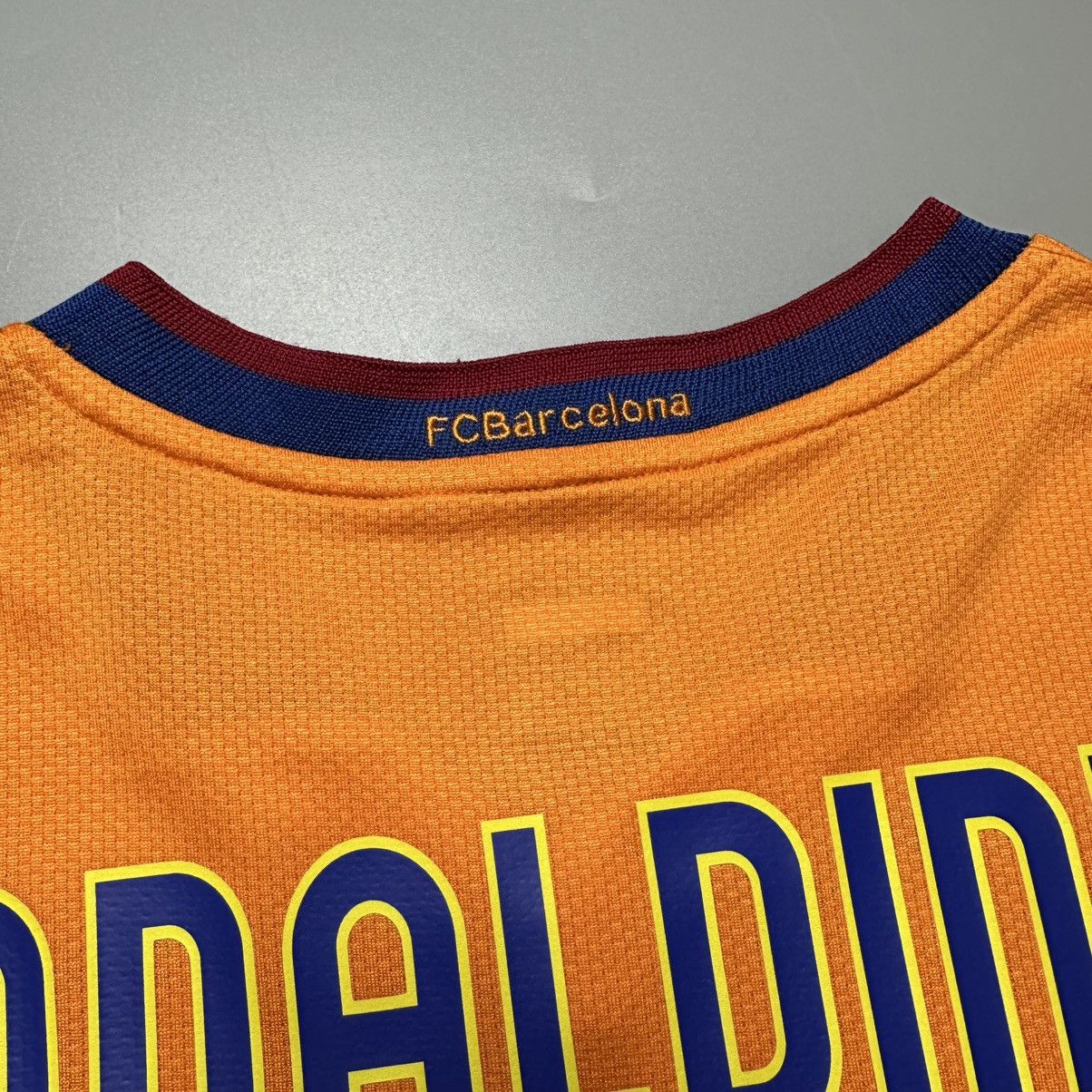 Nike BARCELONA NIKE 2007/2008 FOOTBALL AWAY JERSEY #10 RONALDINHO Size US L / EU 52-54 / 3 - 11 Thumbnail