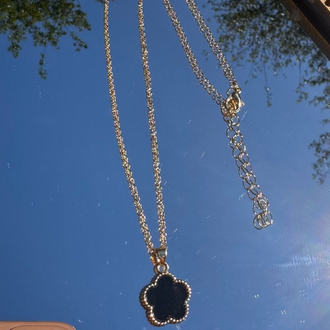 Vintage Black Clover Pendant Necklace Gold Chain 4 Leaf Clover Y2K Size ONE SIZE - 6 Thumbnail