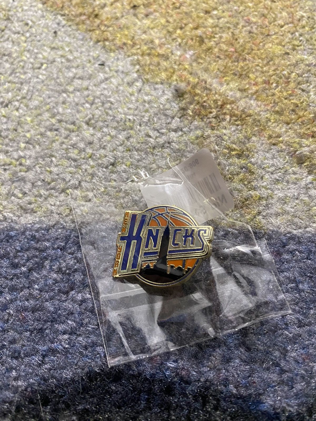 Kith × NBA Kith x New York Knicks Pin Size ONE SIZE - 1 Thumbnail