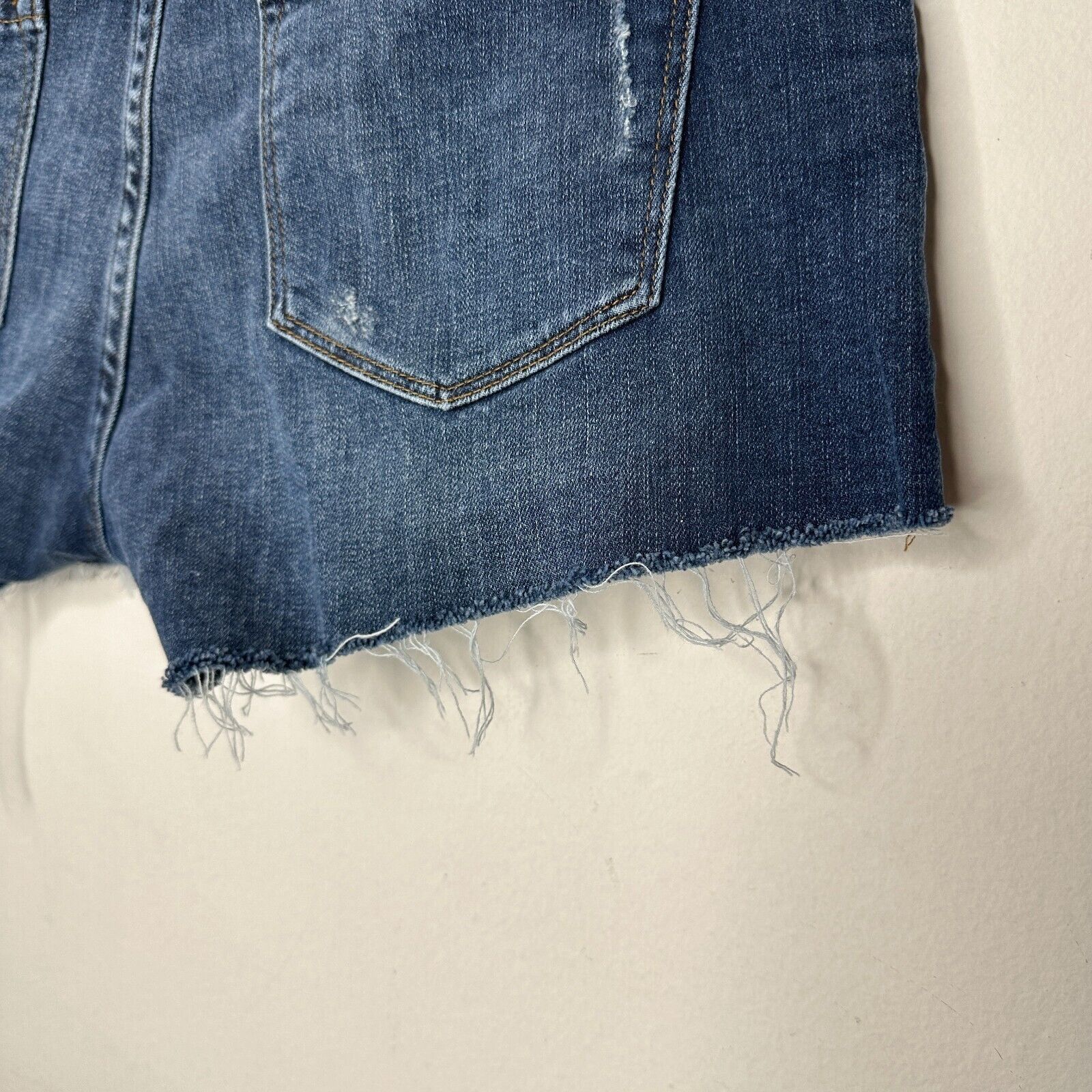 Frame Frame Le Cutoff Med Wash Distressed Raw Hem Jean Shorts 31 Size 28" / US 6 / IT 42 - 5 Thumbnail