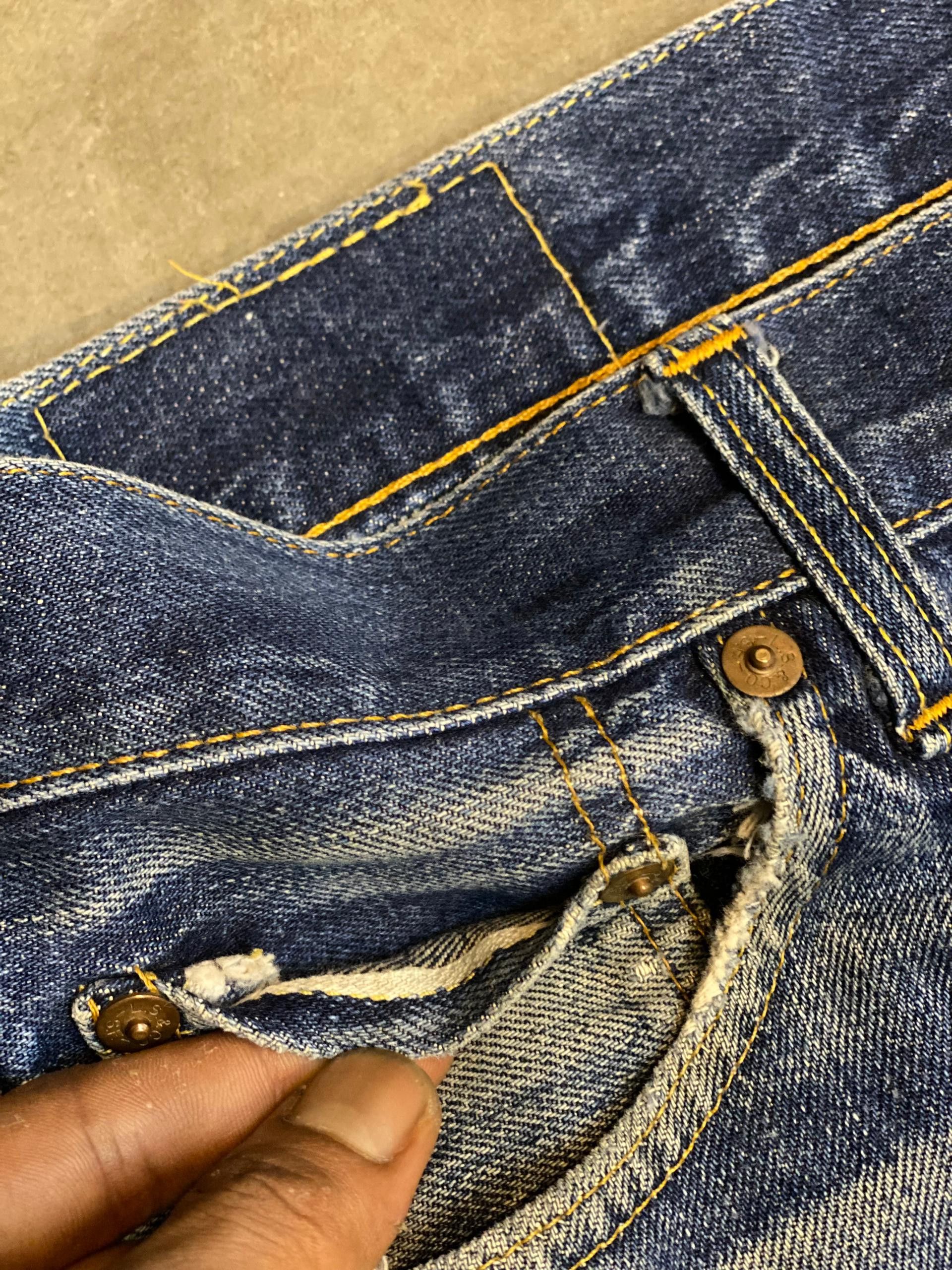 Levi's VINTAGE LEVIS 501XX 90S BUTTON 555 BIG E SELVEDGE Size US 30 / EU 46 - 13 Thumbnail