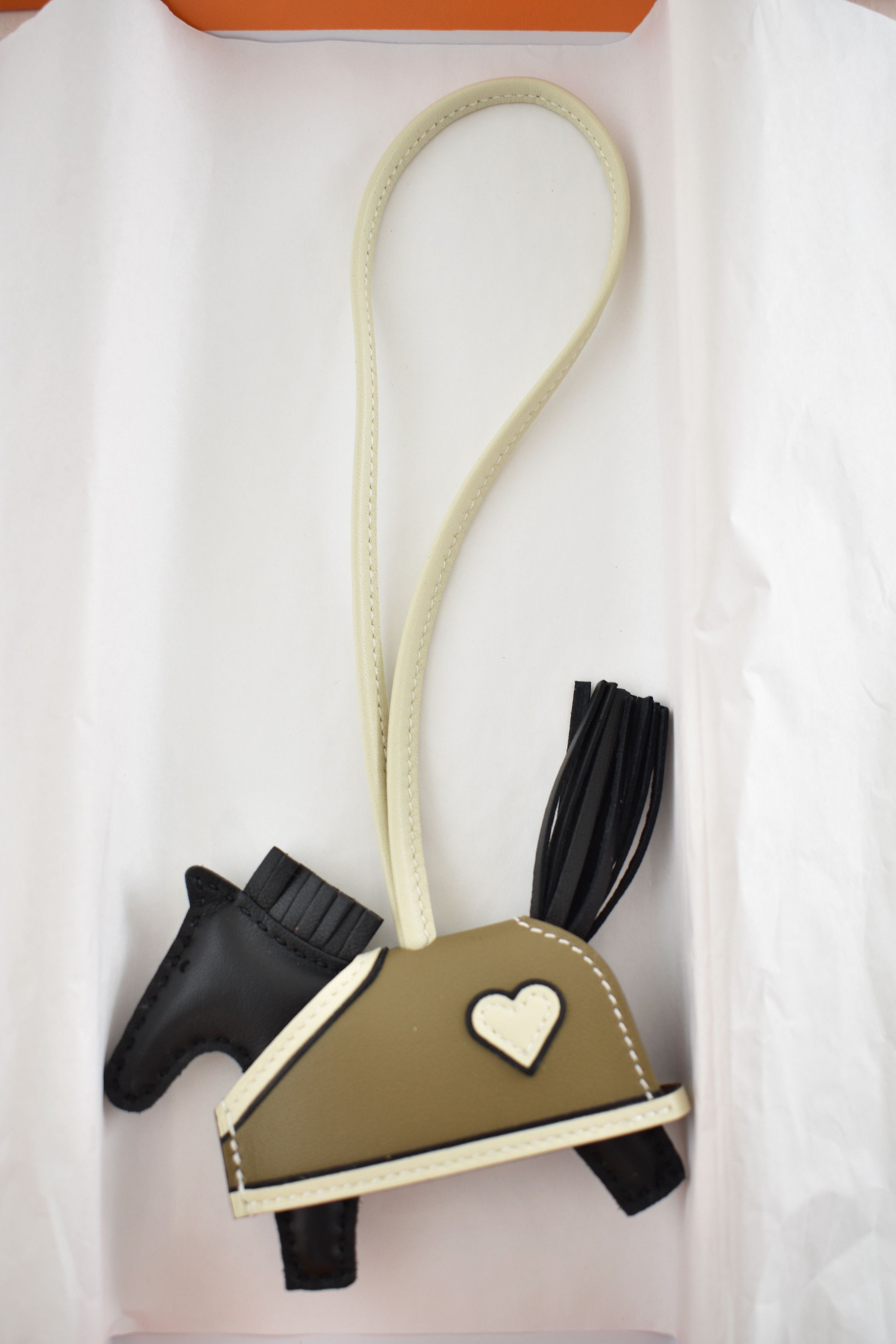 Hermes Horse Rodeo Robeo Coeur PM Heart Craie Etoupe Bag Charm Size ONE SIZE - 7 Thumbnail