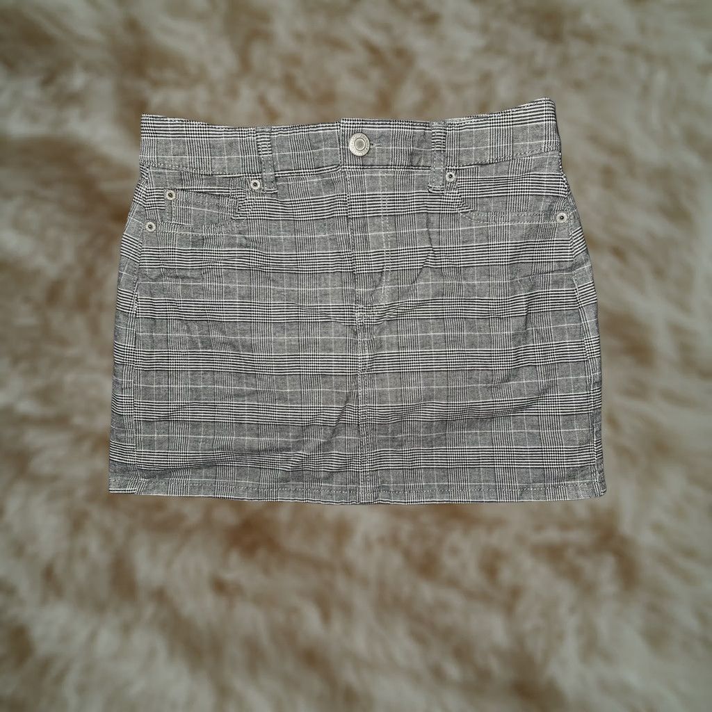 American Eagle Outfitters VINTAGE? No. American Eagle Outfitters Skirt Womens 4 Gray Plaid High Rise Mini Denim Stretch Shirt Womens 4 Gray Plaid High Rise Mini Jeans? Size 27" / US 4 / IT 40 - 1 Thumbnail