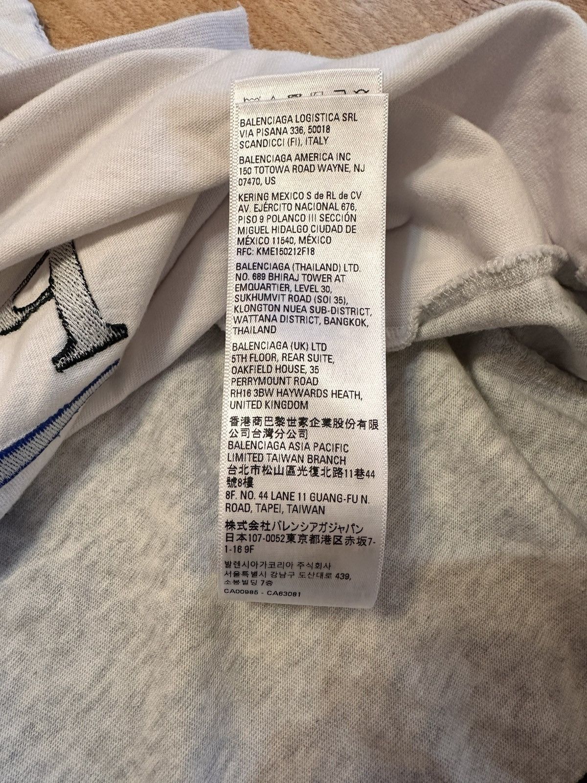 Balenciaga Balenciaga upside down tee Size US M / EU 48-50 / 2 - 11 Thumbnail