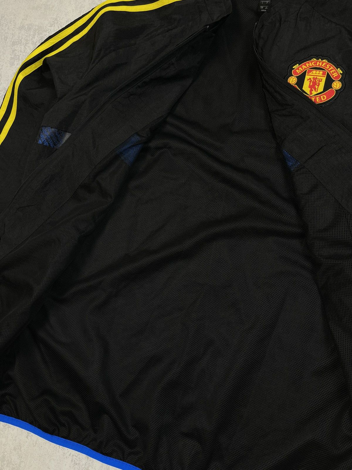 Adidas Adidas x Manchester United Retro Blue/Yellow Windbreaker Size US L / EU 52-54 / 3 - 7 Thumbnail