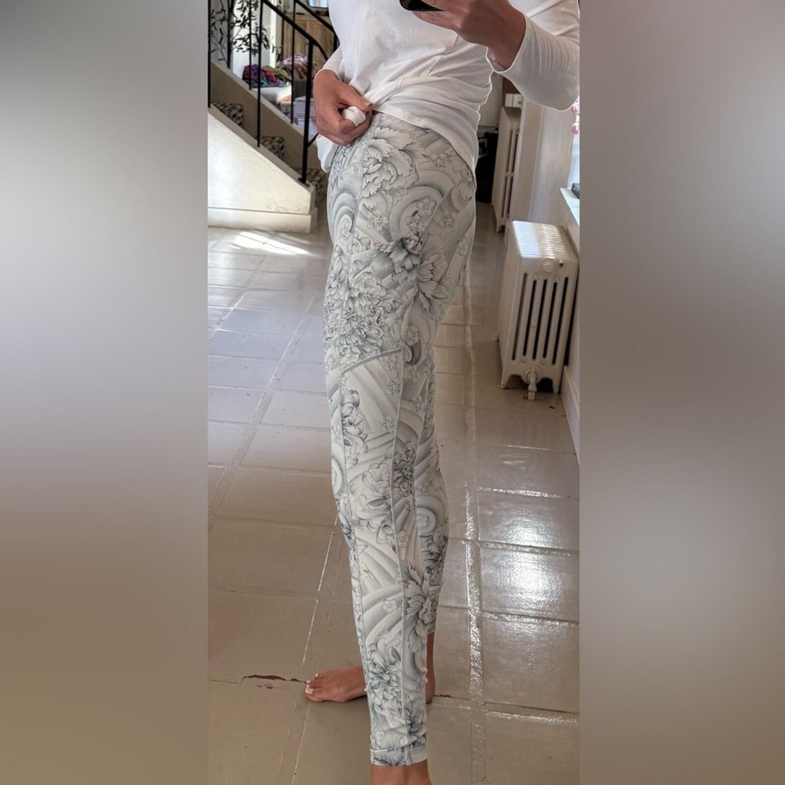 Lululemon Lululemon Wunder Under Low-Rise 25" White Floral Leggings 4 Size 27" / US 4 / IT 40 - 5 Thumbnail