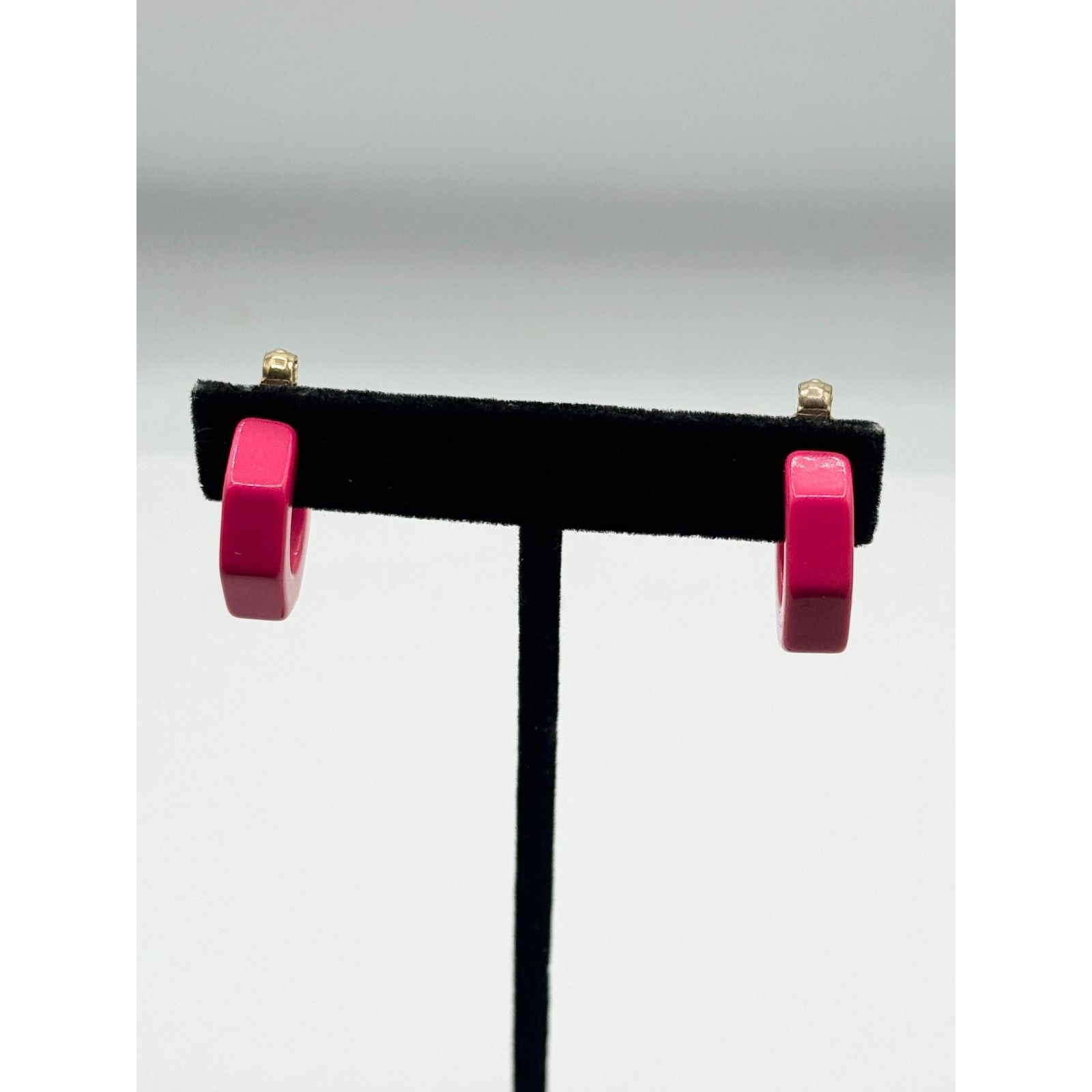 Vintage Vintage hot pink lucite hoop clip on earrings Size ONE SIZE - 3 Thumbnail