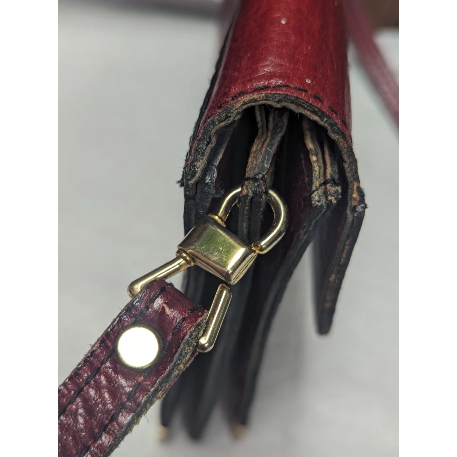 Vintage VINTAGE Fiocchi Italy Crossbody Bag Leather Bordeaux Red Women Medium Brown Leather Strap 16.5" Drop, Snap Closure, Classic, Travel, Casual, Business Size ONE SIZE - 6 Thumbnail