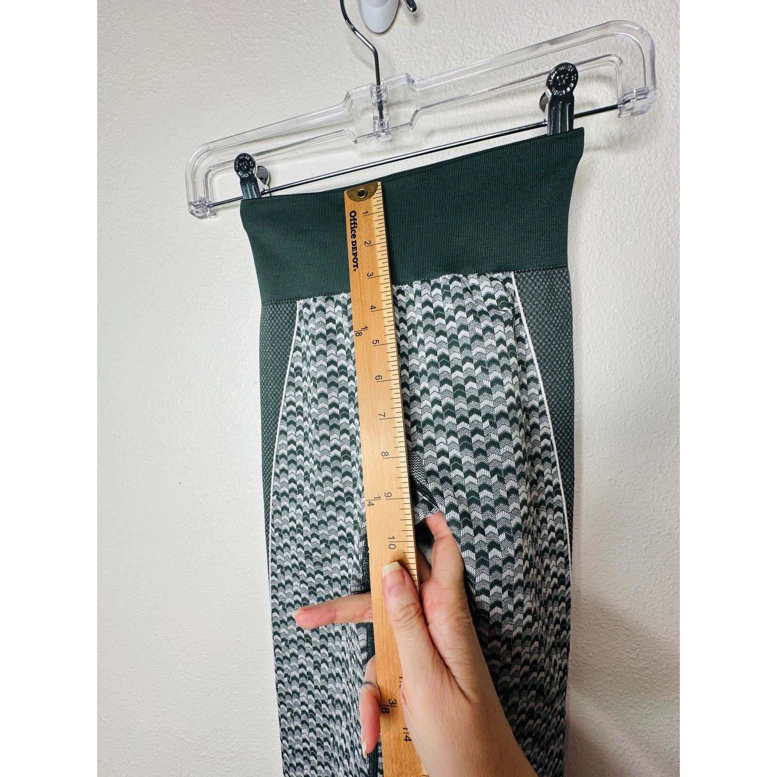 Gymshark Gymshark Olive Booty Enhancing Leggings XS High Waist Size 25" / US 0 / IT 36 - 10 Thumbnail