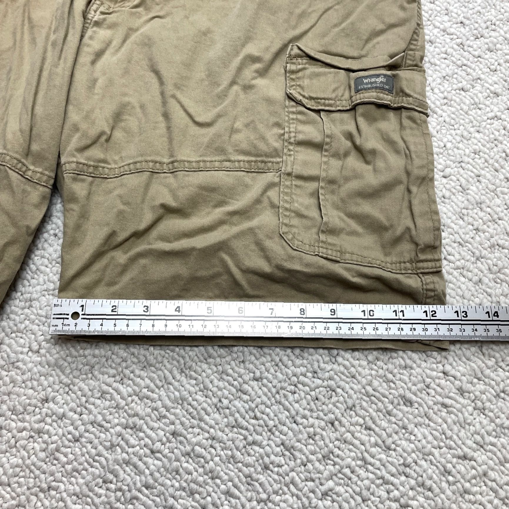 Wrangler Wrangler Cargo Shorts Mens 44 Relaxed Fit Beige Brown Pockets Inseam 910" Adult Size US 44 / EU 60 - 4 Thumbnail