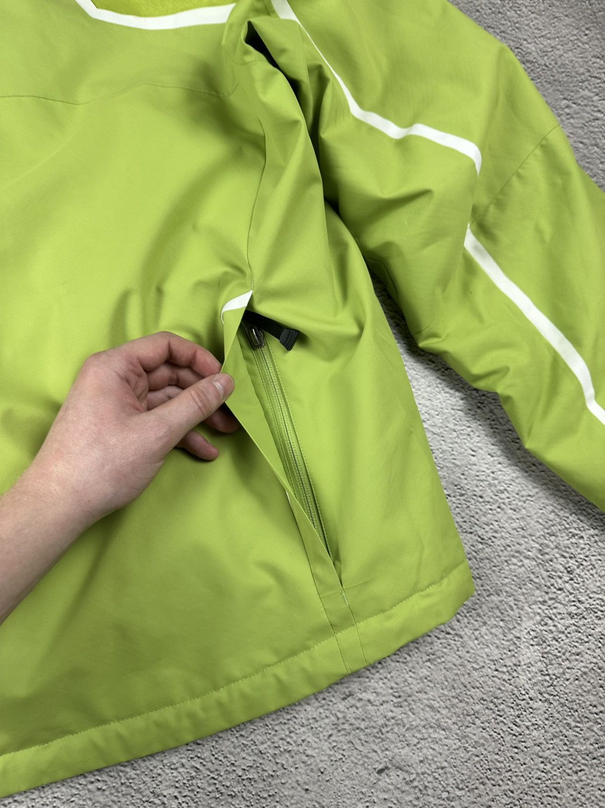 KJUS Kjus Ski Jacket Storm Hood Rain Coat Outdoor Gorpcore Style Size US L / EU 52-54 / 3 - 20 Thumbnail