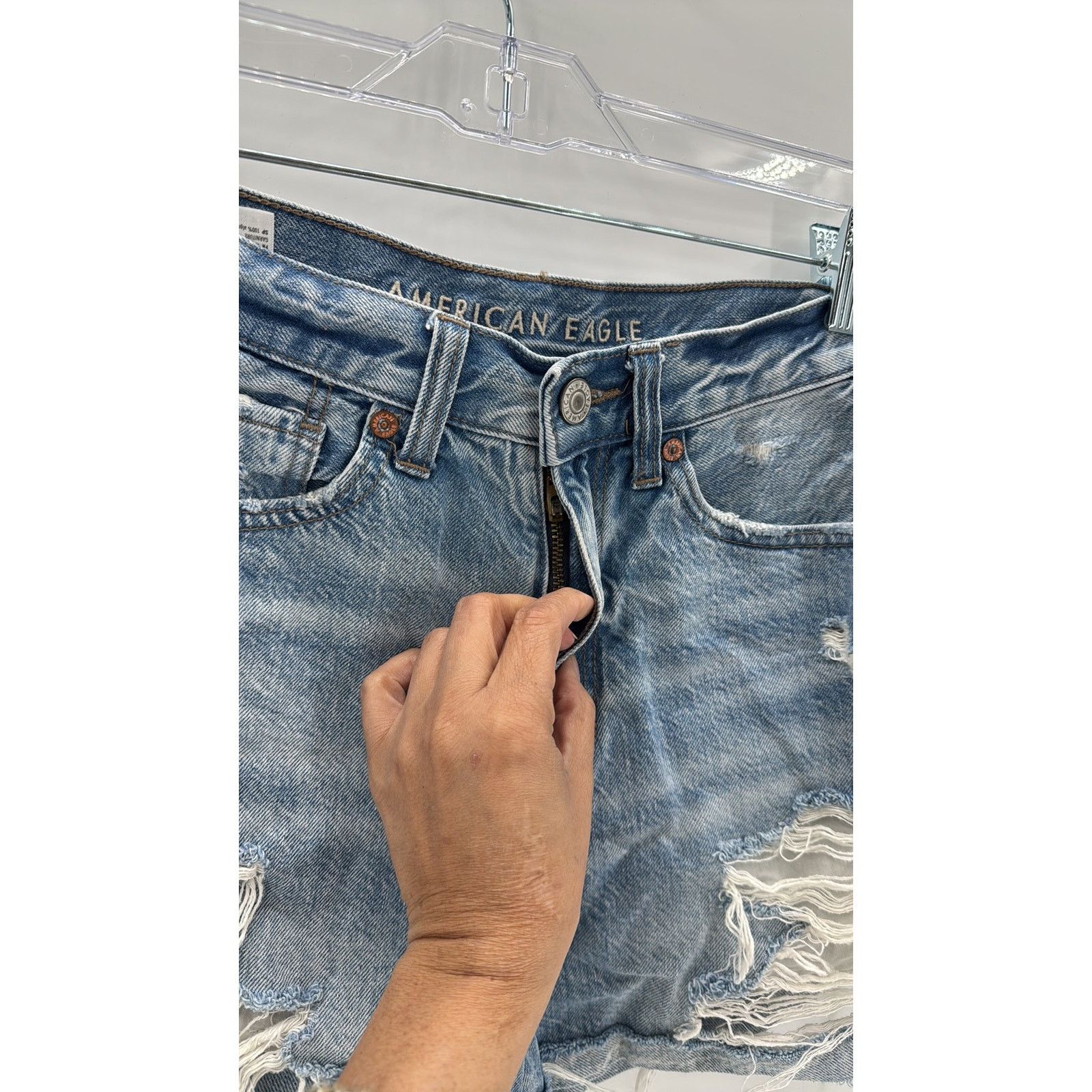 American Eagle Outfitters American Eagle mom short denim jean deconstructed size 4 Size 27" / US 4 / IT 40 - 3 Thumbnail