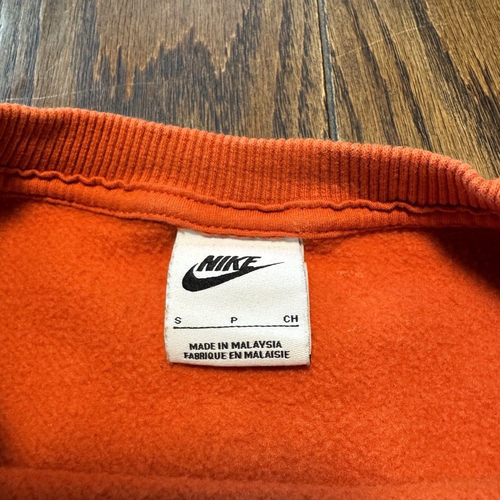 Nike VINTAGE Nike Y2K Crewneck Orange Crop Top Sweatshirt Center Swoosh Embroidered Small Size S / US 4 / IT 40 - 4 Thumbnail