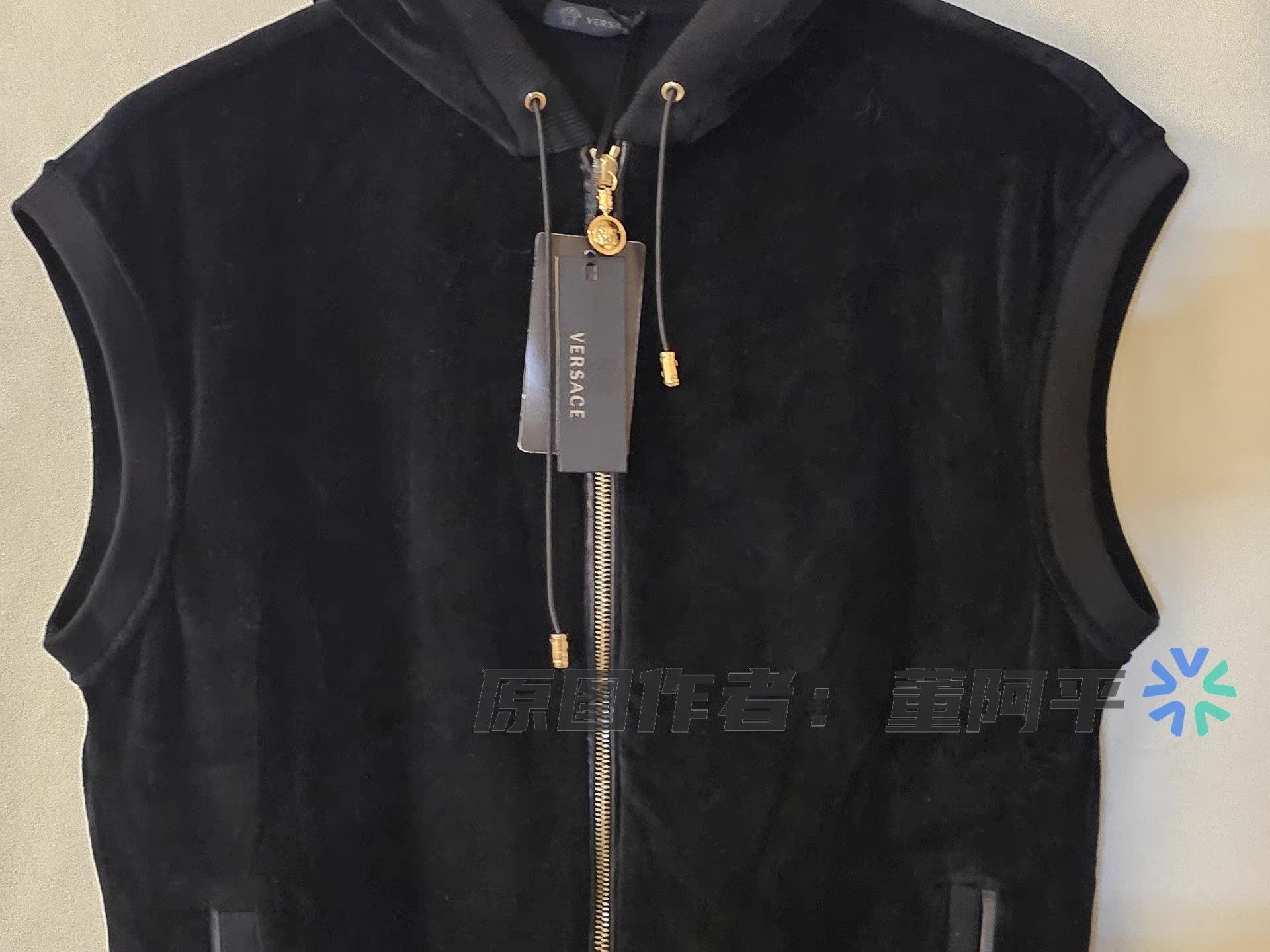 Versace Brand new Versace Medusa velvet hooded vest Size US S / EU 44-46 / 1 - 2 Thumbnail