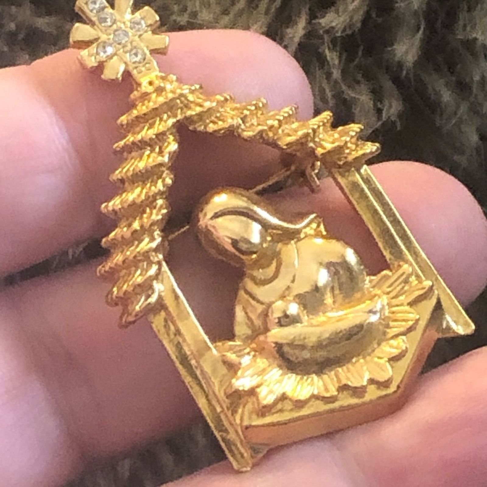 Vintage Vintage Mary with baby Jesus gold tone brooch pin Size ONE SIZE - 3 Thumbnail