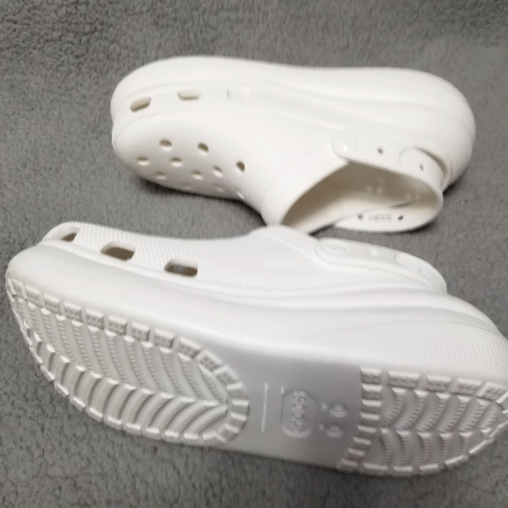 Crocs CROCS Classic Clogs Mens Size 8 Womens Size 10 White Lightweight Foam Comfort Slip-On Size US 8 / IT 38 - 3 Thumbnail