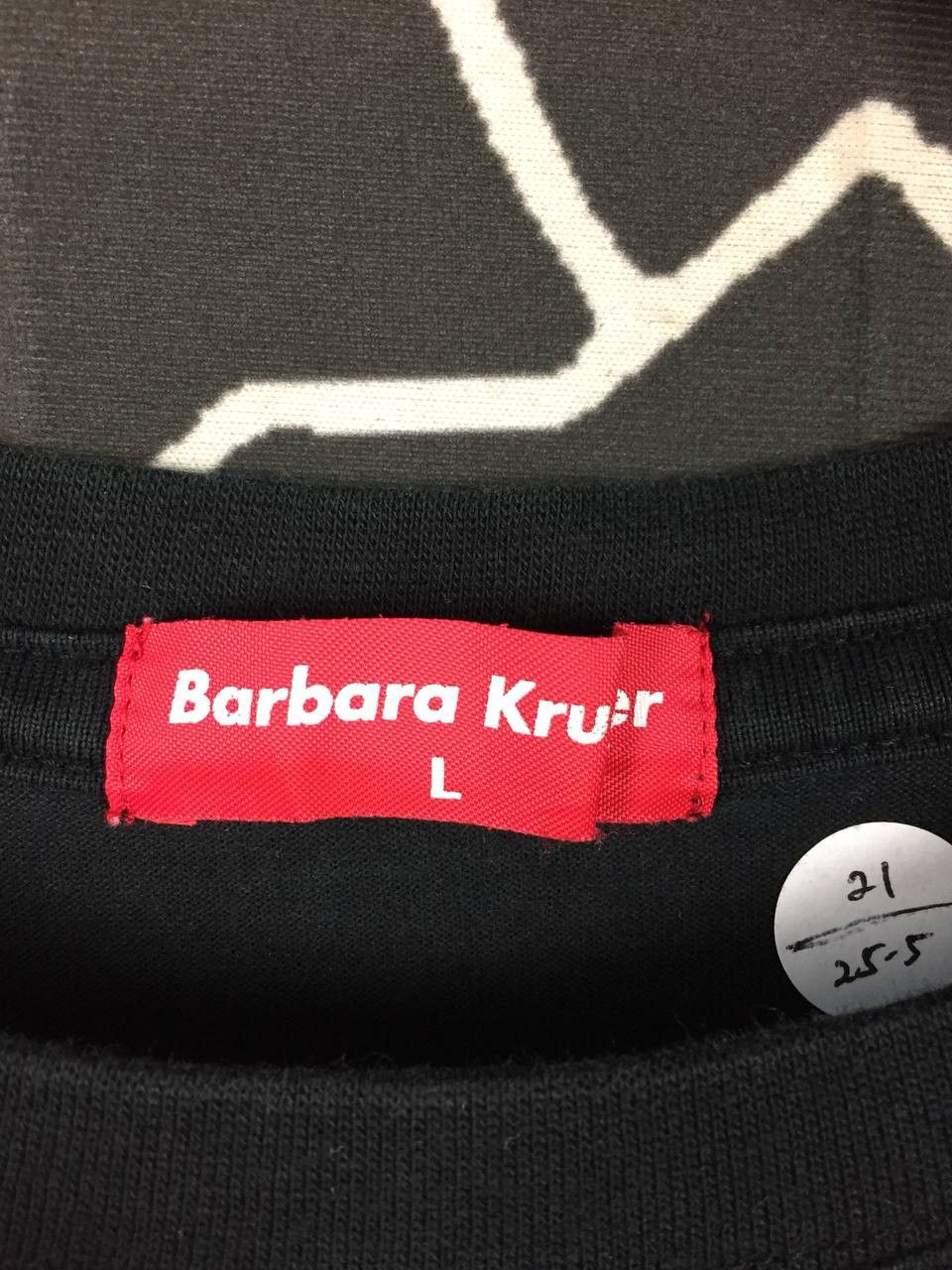 Barbara Kruger Uniqlo Barbara Kruger "I Shop Therefore I am" Art Tee Size US L / EU 52-54 / 3 - 7 Thumbnail
