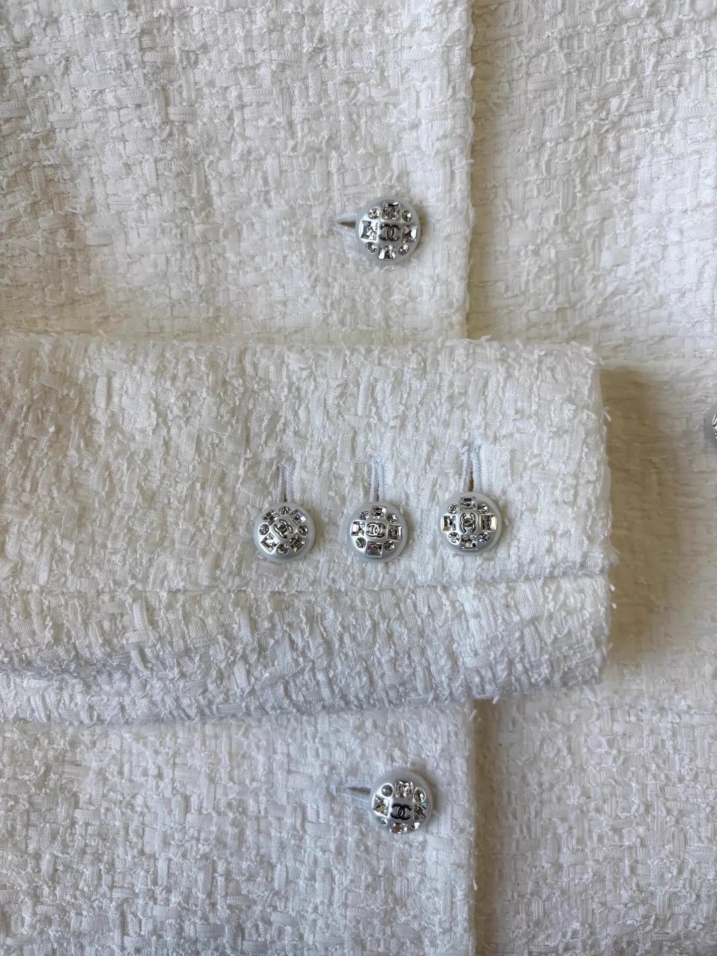 Chanel Chanel 23S White Tweed 4-Pocket CC Crystal Button Jacket 36 Size XS / US 0-2 / IT 36-38 - 3 Thumbnail