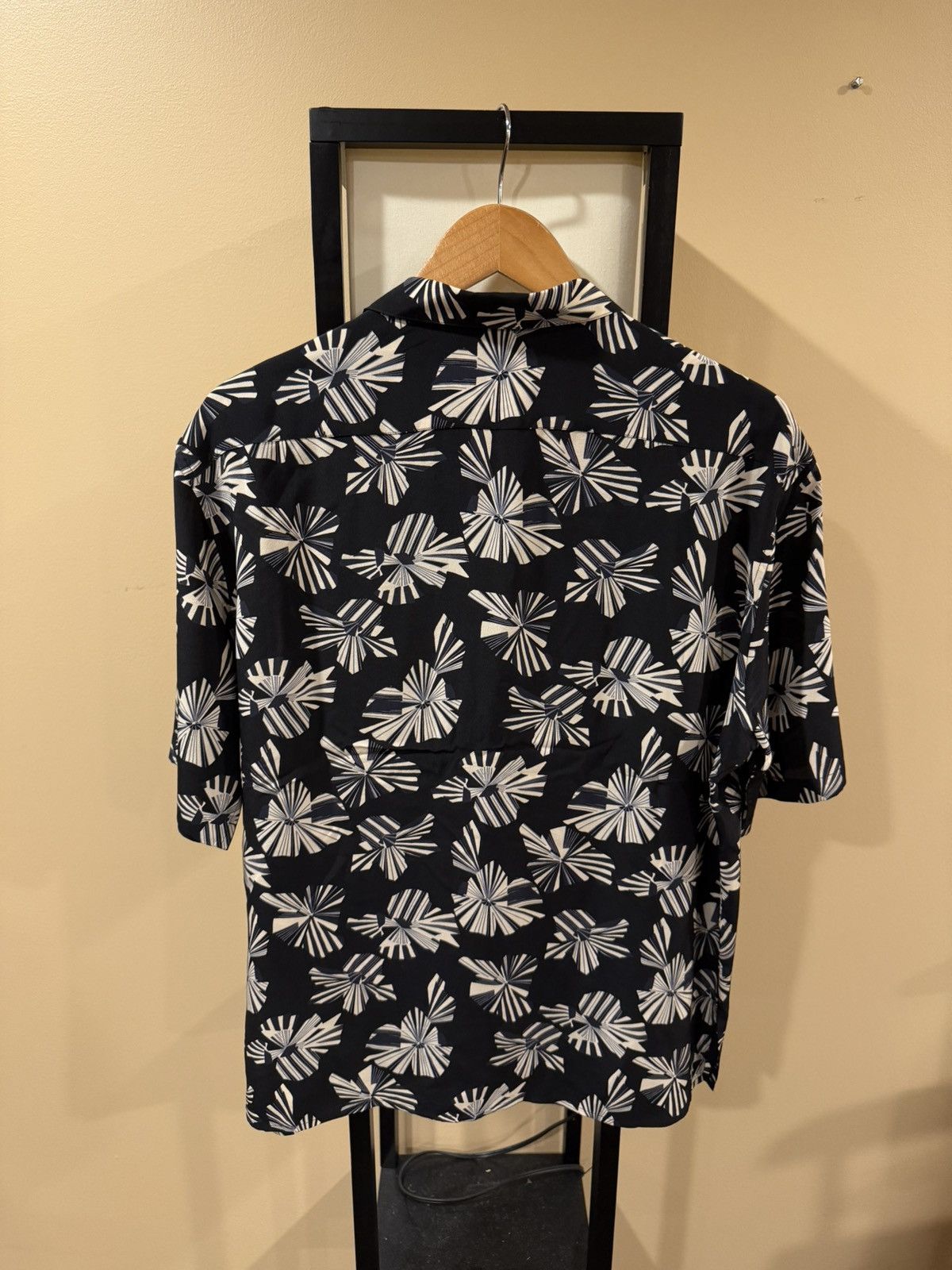Saint Laurent Paris Saint Laurent Paris Imprime Fleur Origami Print Black Shirt Size US L / EU 52-54 / 3 - 4 Thumbnail