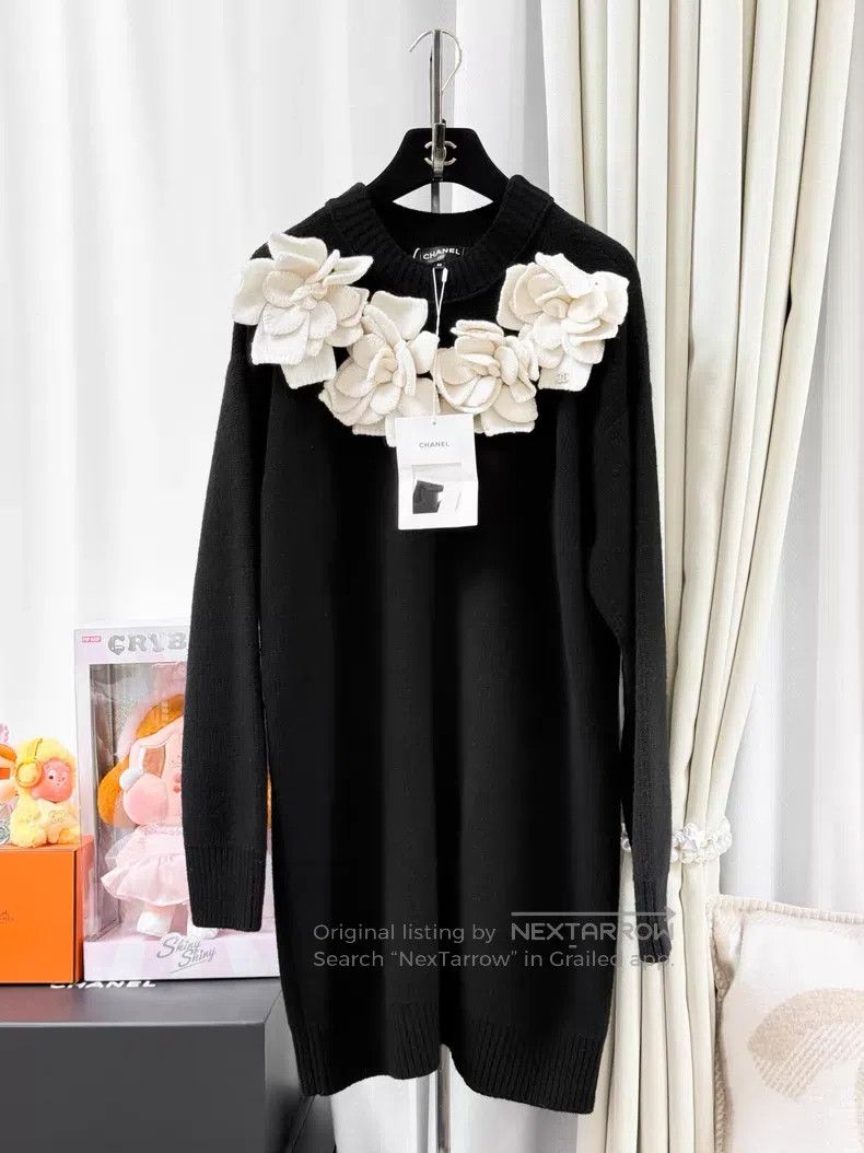 Chanel Chanel White three-dimensional camellia knitted dress Size XS / US 0-2 / IT 36-38 - 1 Thumbnail