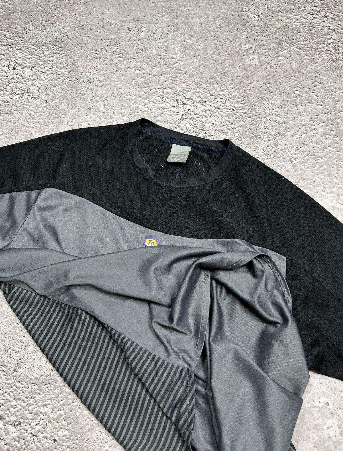 Nike Vintage Nike TN Y2K Tech Streetwear Gray Black T Shirt Size US L / EU 52-54 / 3 - 9 Thumbnail