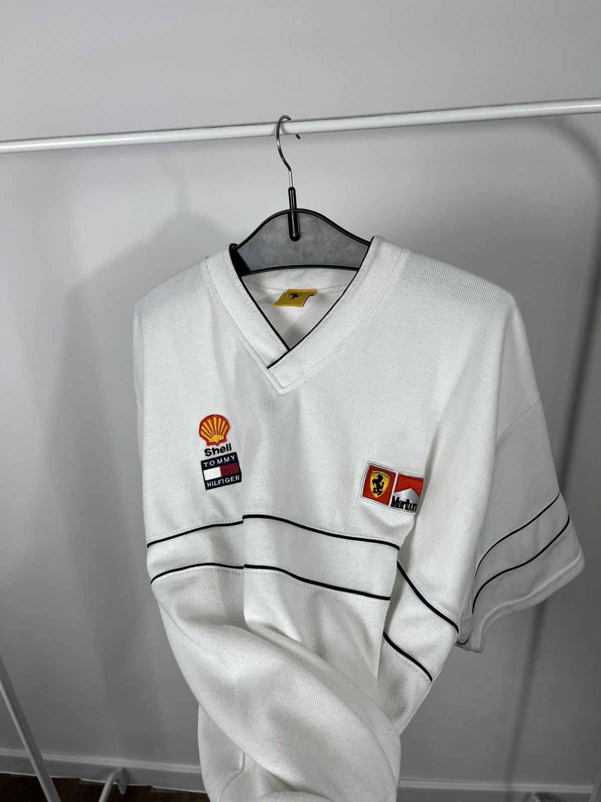 Ferrari Vintage 1996 Ferrari F1 Shell Marlboro Racing White T-Shirt Size US L / EU 52-54 / 3 - 9 Thumbnail