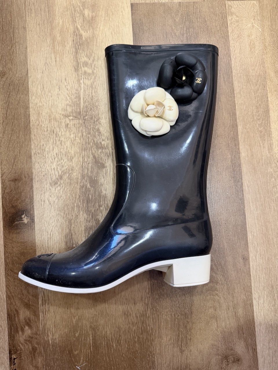 Chanel Chanel Black Rubber Camellia Flower Rain Boots Size US 7 / IT 37 - 24 Thumbnail