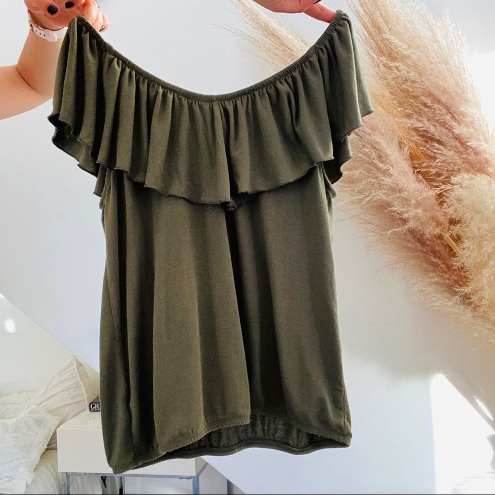 Express EXPRESS Olive Green Elastic Hem Ruffle Blouse Shirt Top Size M / US 6-8 / IT 42-44 - 4 Thumbnail