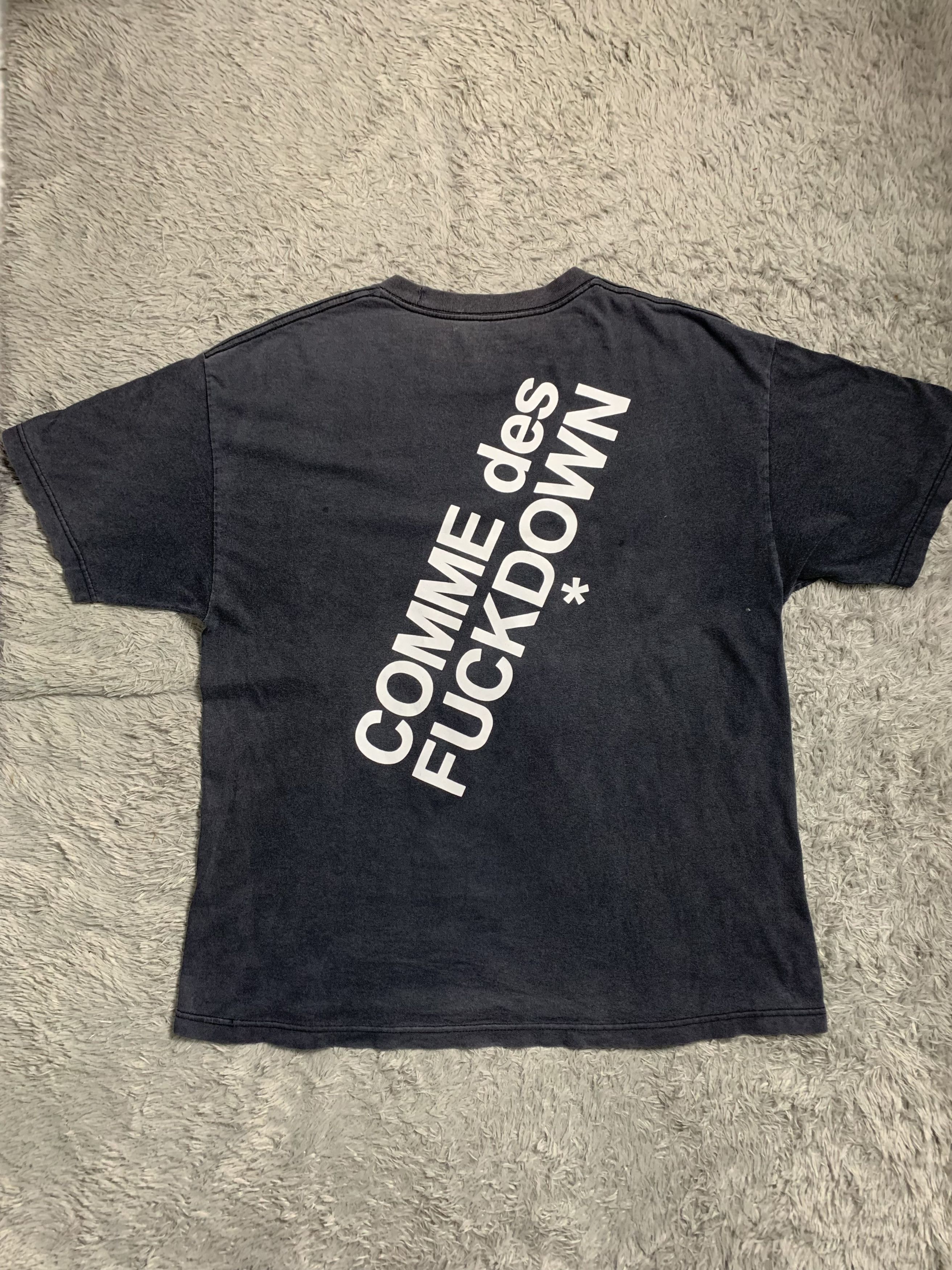 lil baby COMME des FUCKDOWN Tシャツ ベージュ tシャツ 「COMME des FUCKDOWN」プリント ロゴショートスリーブ