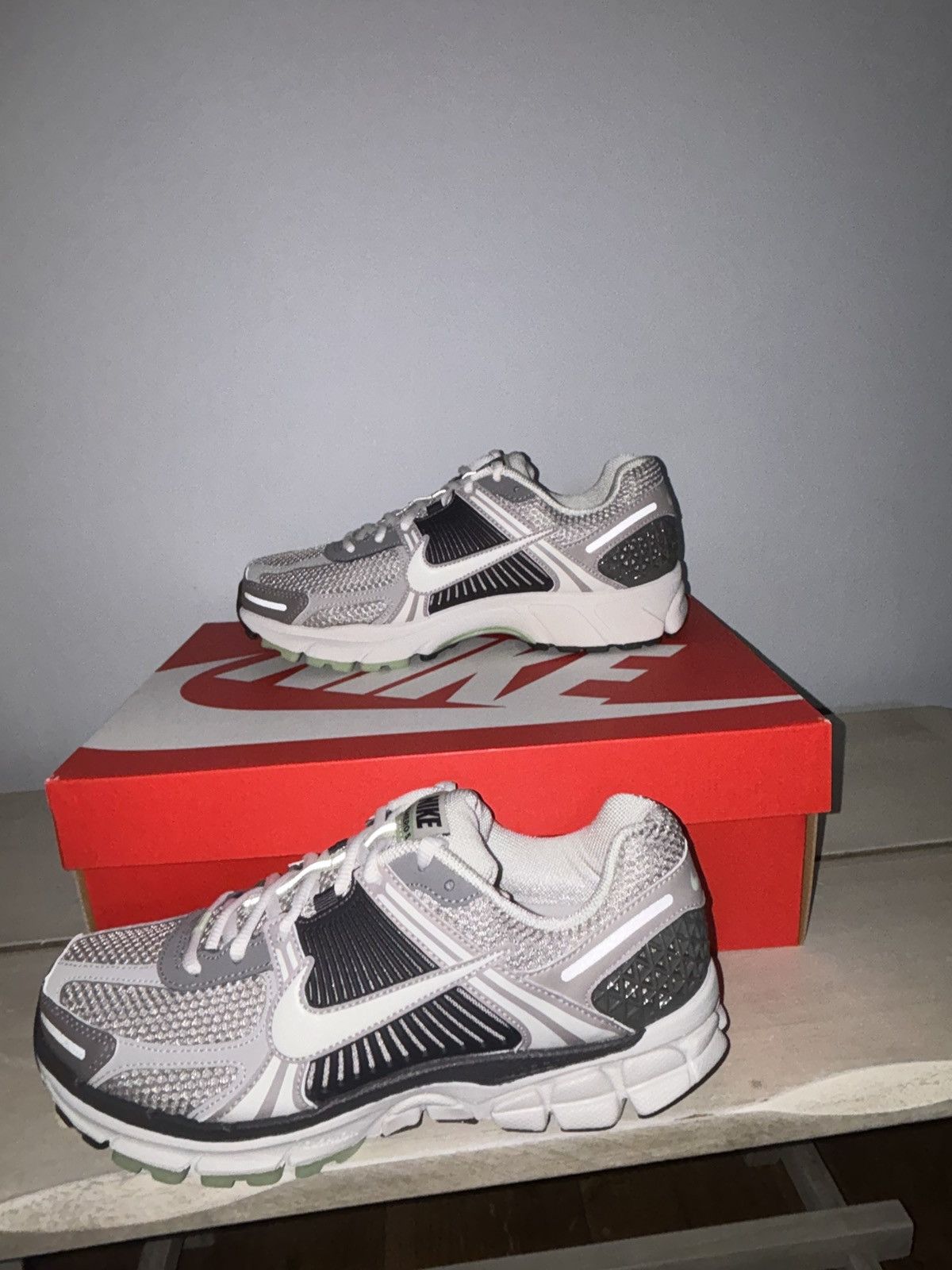 Nike Nike Zoom Vomero 5 Size US 7 / EU 40 - 4 Thumbnail