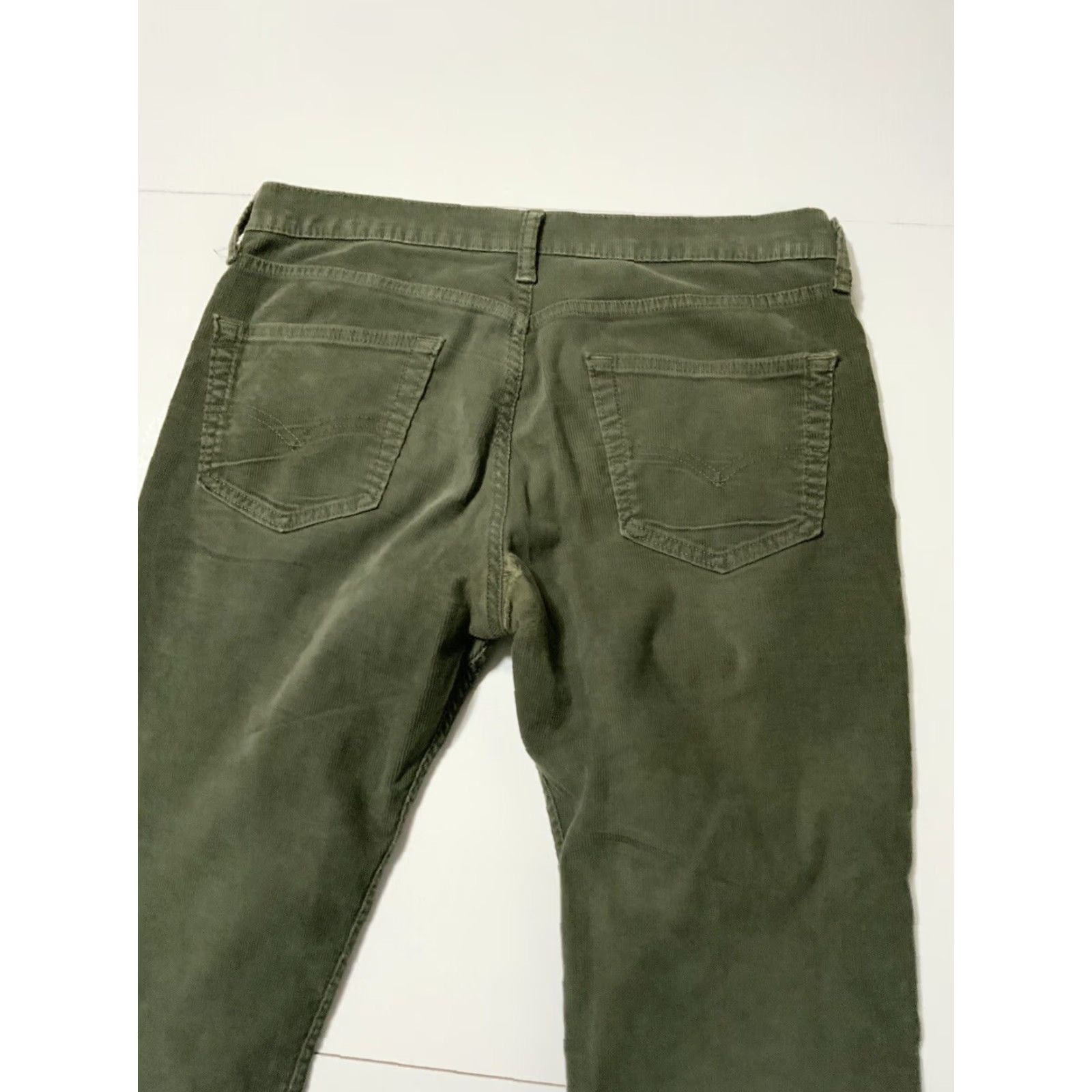 Levi's Levi’s Olive Green Corduroy Pants Corduroy Straight Leg 34 Men Regular 29 Inseam Green Size 34 Jeans Straight Leg Mens Size US 34 / EU 50 - 5 Thumbnail