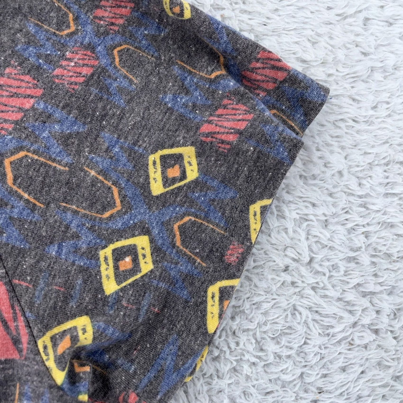 Vintage LuLaRoe T Shirt Womens Large Gray Geometric Pattern Scoop Neck Short Sleeve Top Size L / US 10 / IT 46 - 4 Thumbnail