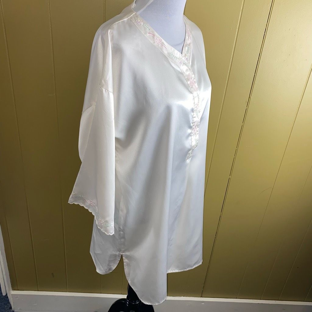 Other Henri Pierre women L V-cut button front satin Longsleeve nig Size ONE SIZE - 4 Thumbnail