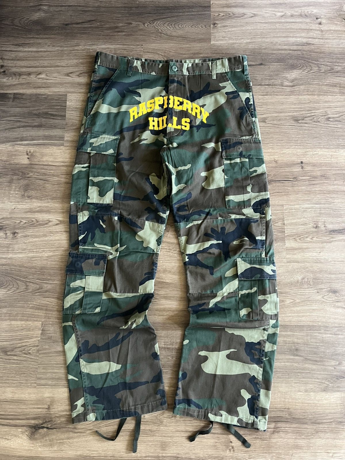 The GV Gallery The GV Gallery Raspberry Hills Camo Cargo Pants Size Medium Size US 32 / EU 48 - 1 Thumbnail
