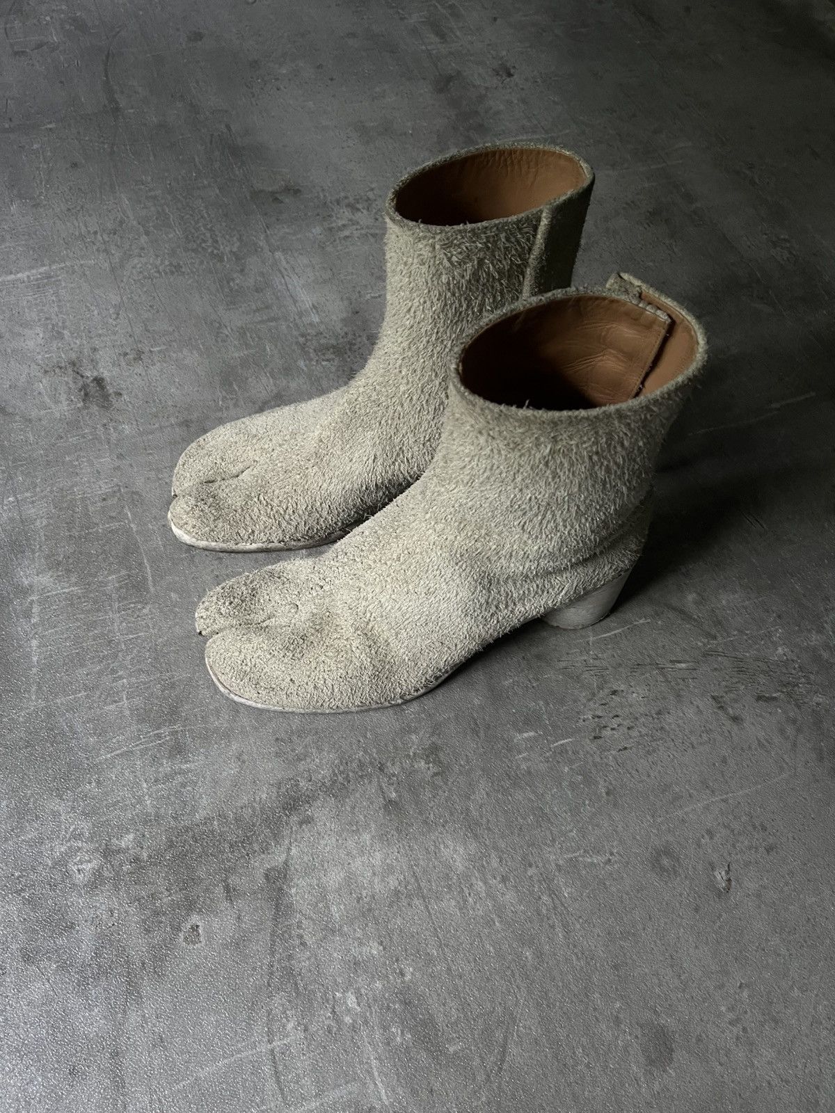 Maison Margiela Maison Margiela distressed look tabi heel fur boots Size US 10 / EU 43 - 2 Thumbnail