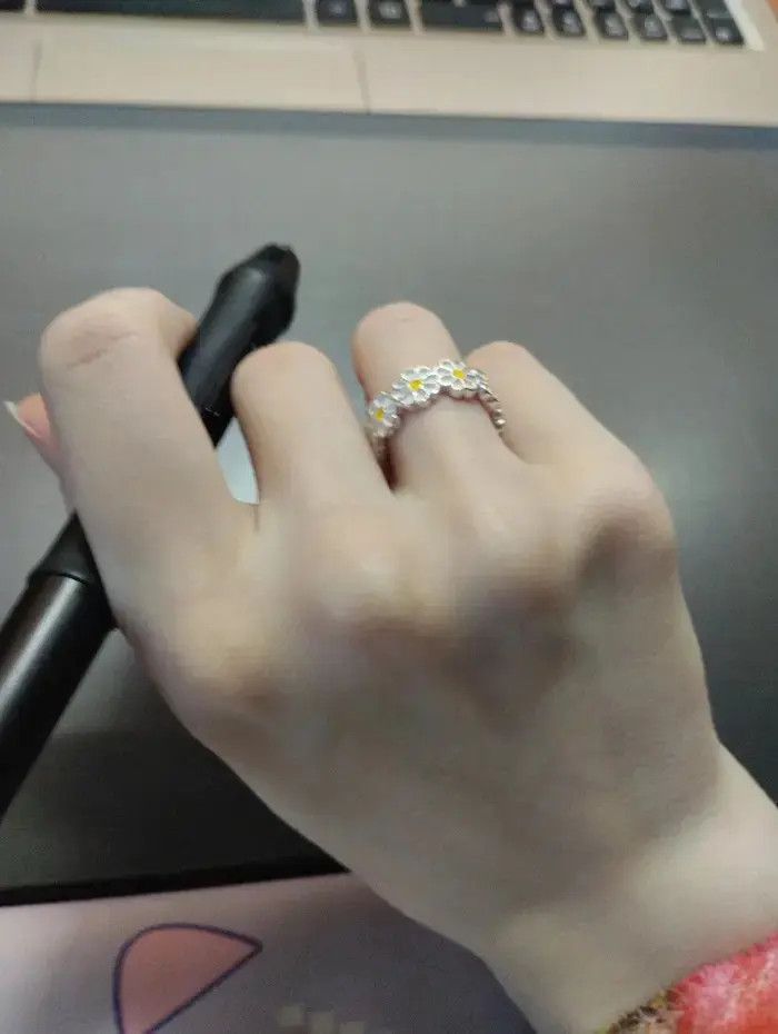 Jewelry Elegant Daisy Flowers Ring Size ONE SIZE - 2 Thumbnail