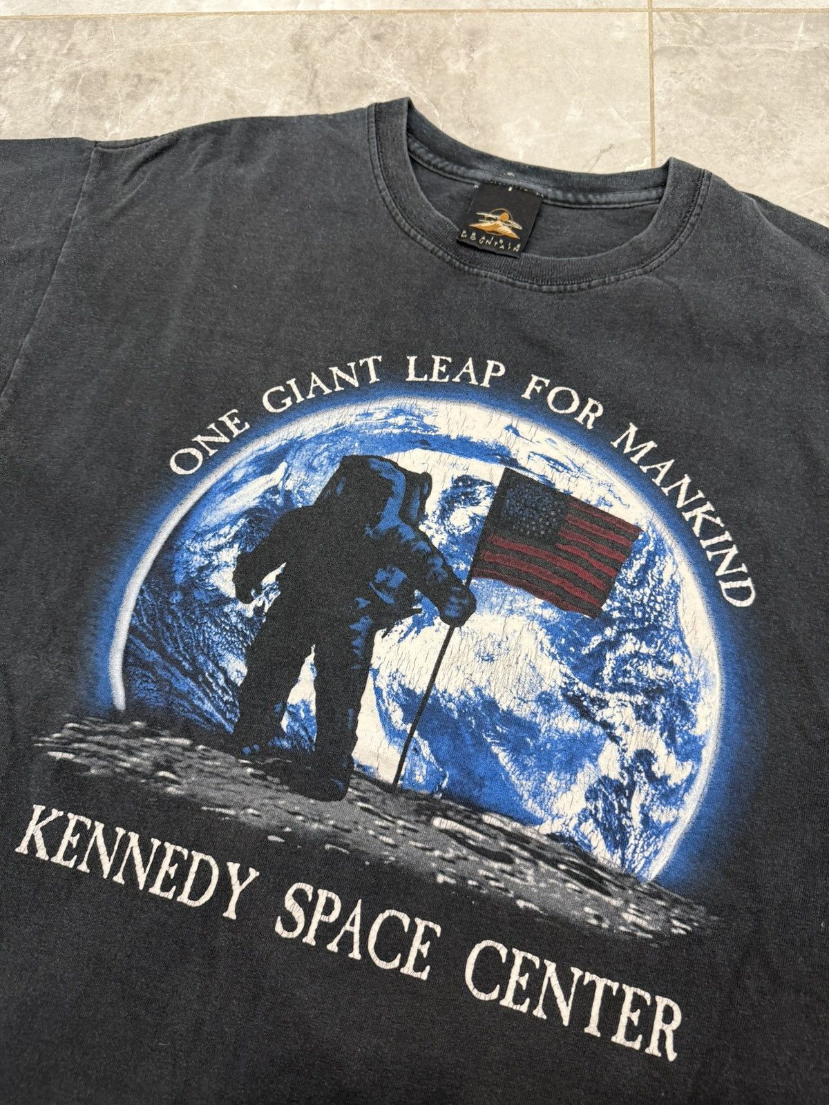 Gildan Vintage Kennedy Space Center Navy T-shirts Y2K style Size US L / EU 52-54 / 3 - 2 Thumbnail