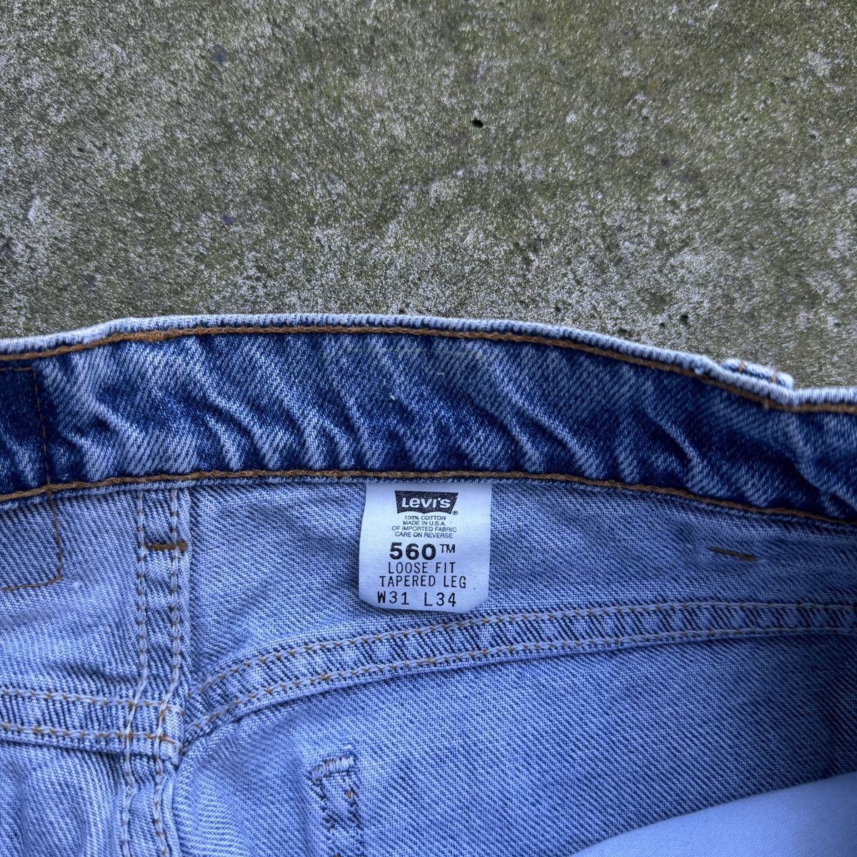 Vintage Vintage 90s Levi's 560 Loose Tapered Jeans Made in USA Size US 29 - 4 Thumbnail