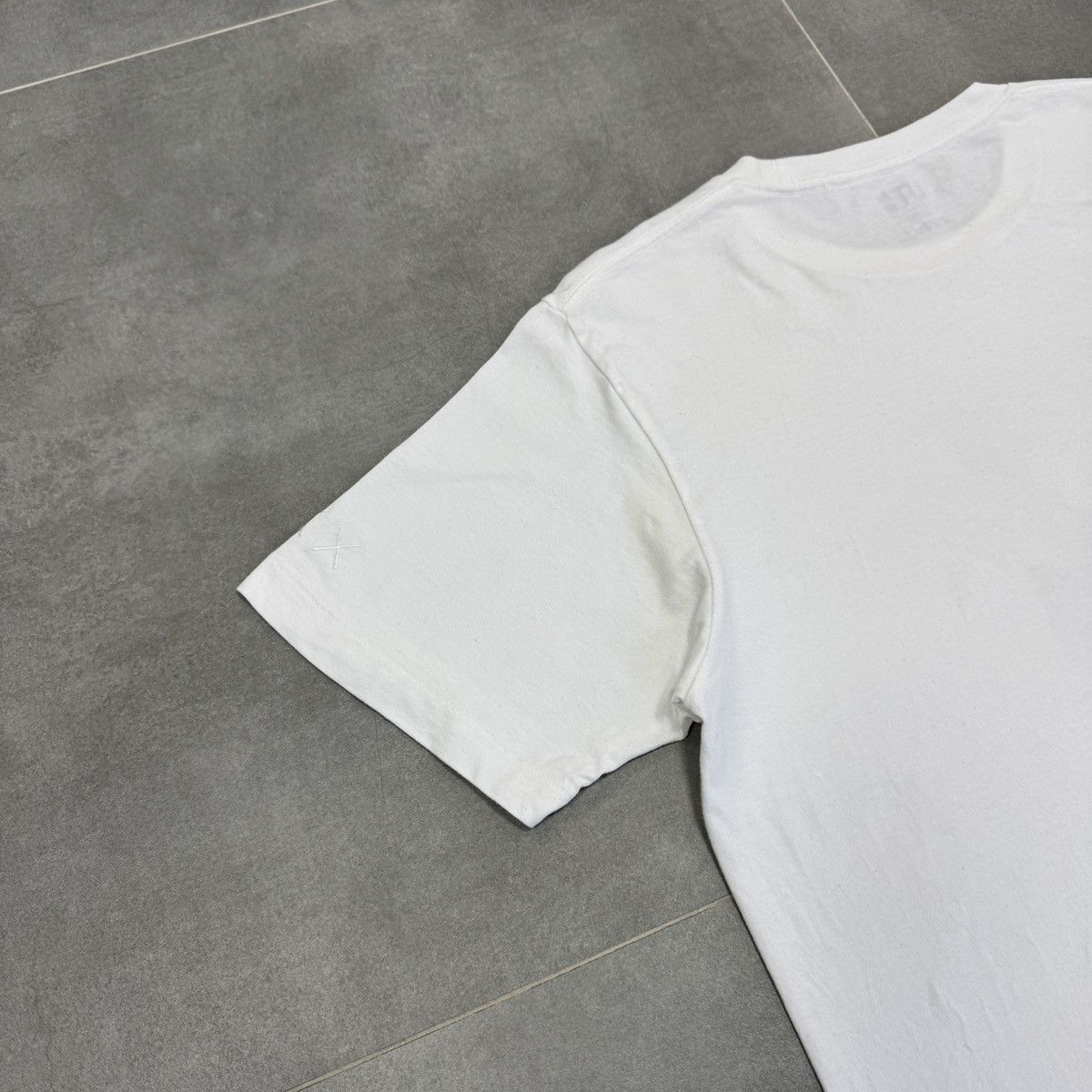 Kaws Uniqlo x Kaws Big Logo White T-Shirt Men Size L Size US L / EU 52-54 / 3 - 16 Thumbnail