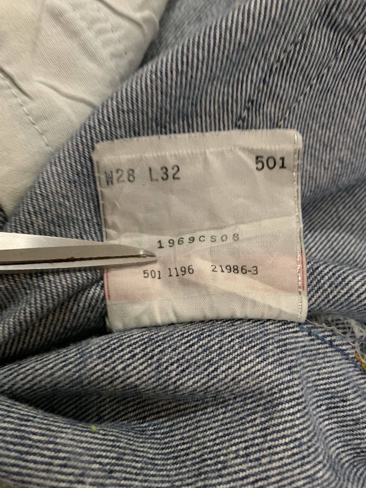 Levi's Vintage 90s Levis 501 Distressed Jeans Stamp Button #501 Size US 28 / EU 44 - 19 Thumbnail