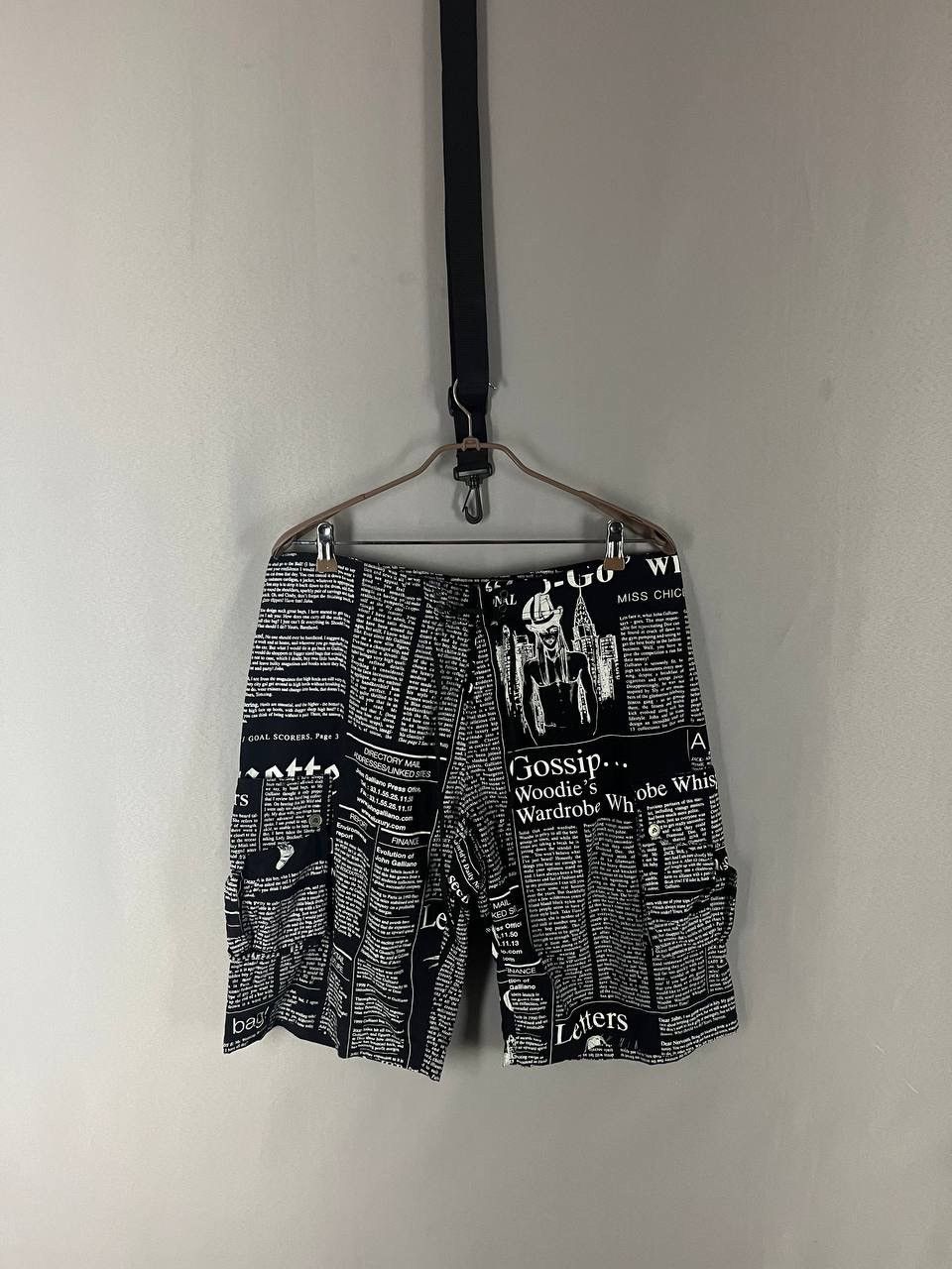 John Galliano John Galliano Shorts Newspaper Black Size US 36 / EU 52 - 1 Thumbnail